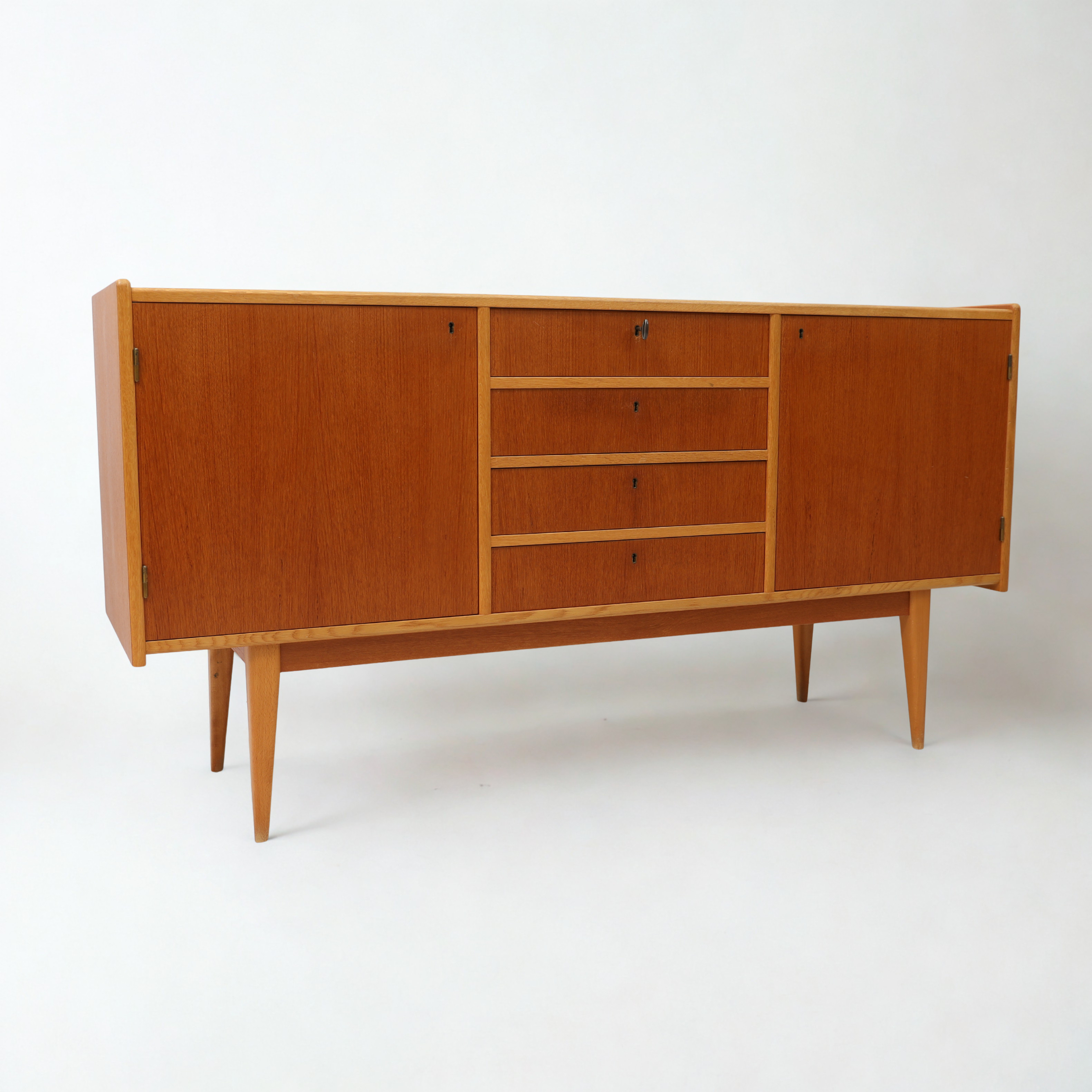 SIDEBOARD, 1960-tal, teak och bok, med 4 lådor samt 2 dörrar.