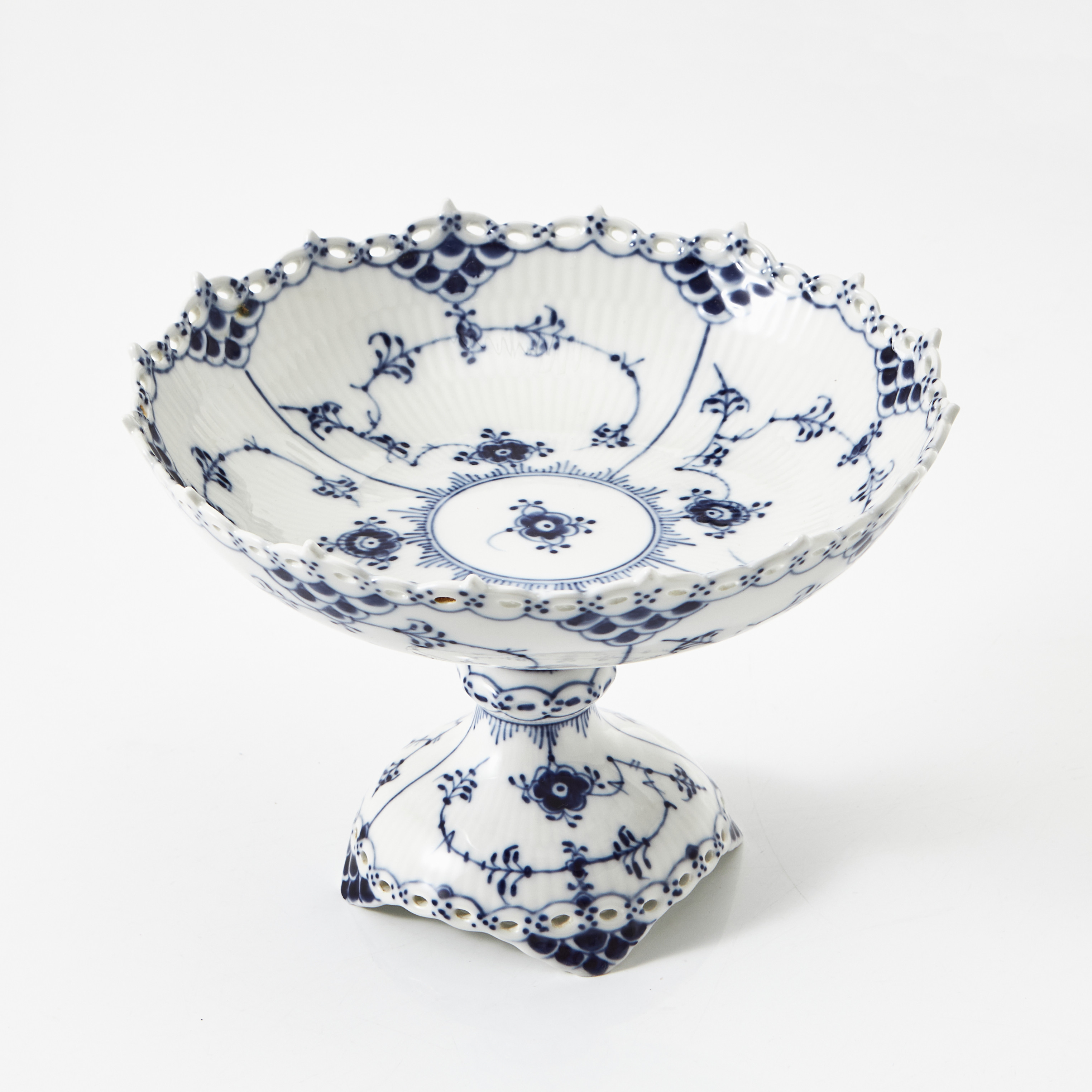 ROYAL COPENHAGEN, "Musselmalet", skål på fot, Danmark, helblond.