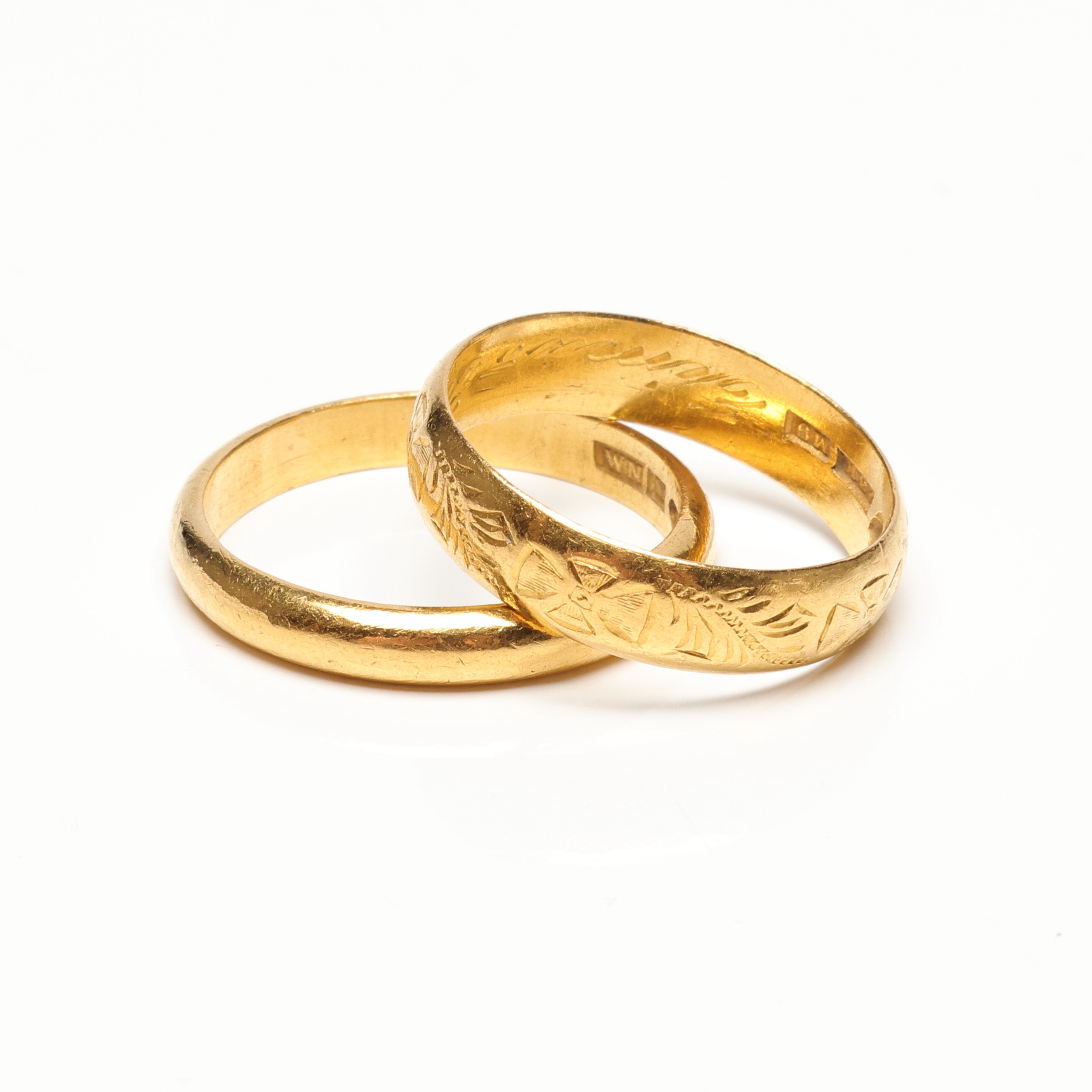 2 RINGAR, 23K, Guld, vikt cirka 13,7 gram.