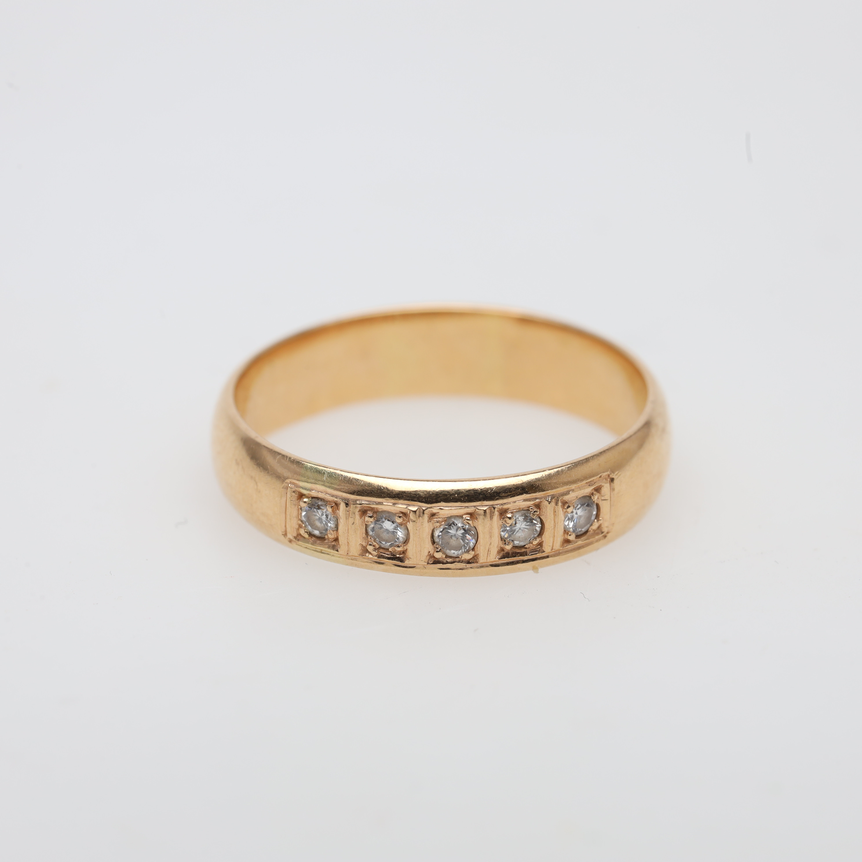 RING 18K, guld med diamanter, bruttovikt ca 4,5 gram.