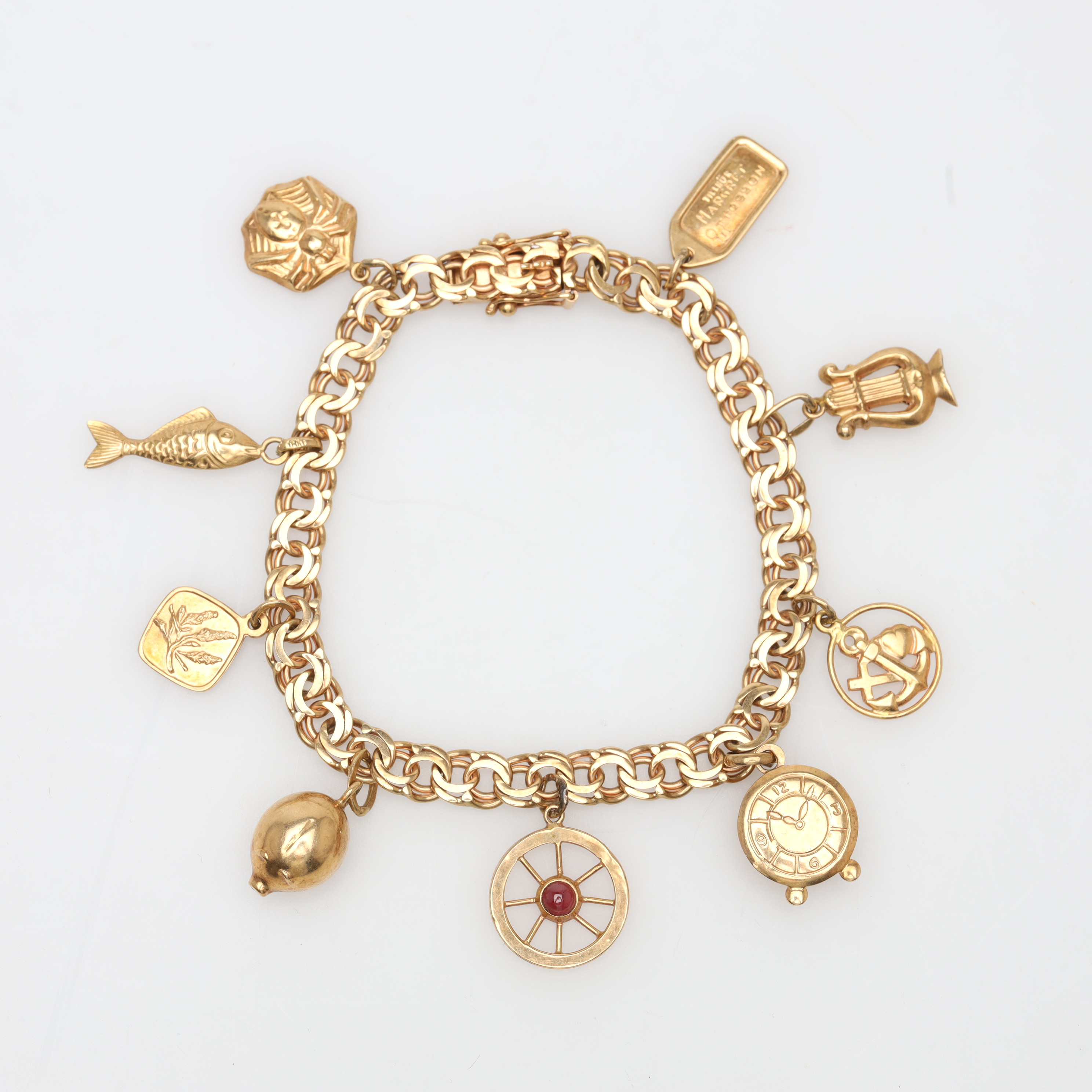 ARMBAND 18K guld, bismarck med 9 berlocker, bruttovikt ca 19,7 gram.