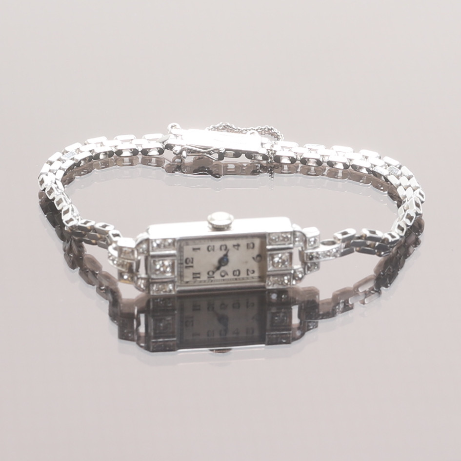 DAMARMBANDSUR, platina, 1920/30-tal, manuell, rektangulär urtavla med arabiska siffror, blånerade visare, mineralglas, dekorerad med 22 åttkant- resp. 2 briljantslipade diamanter.