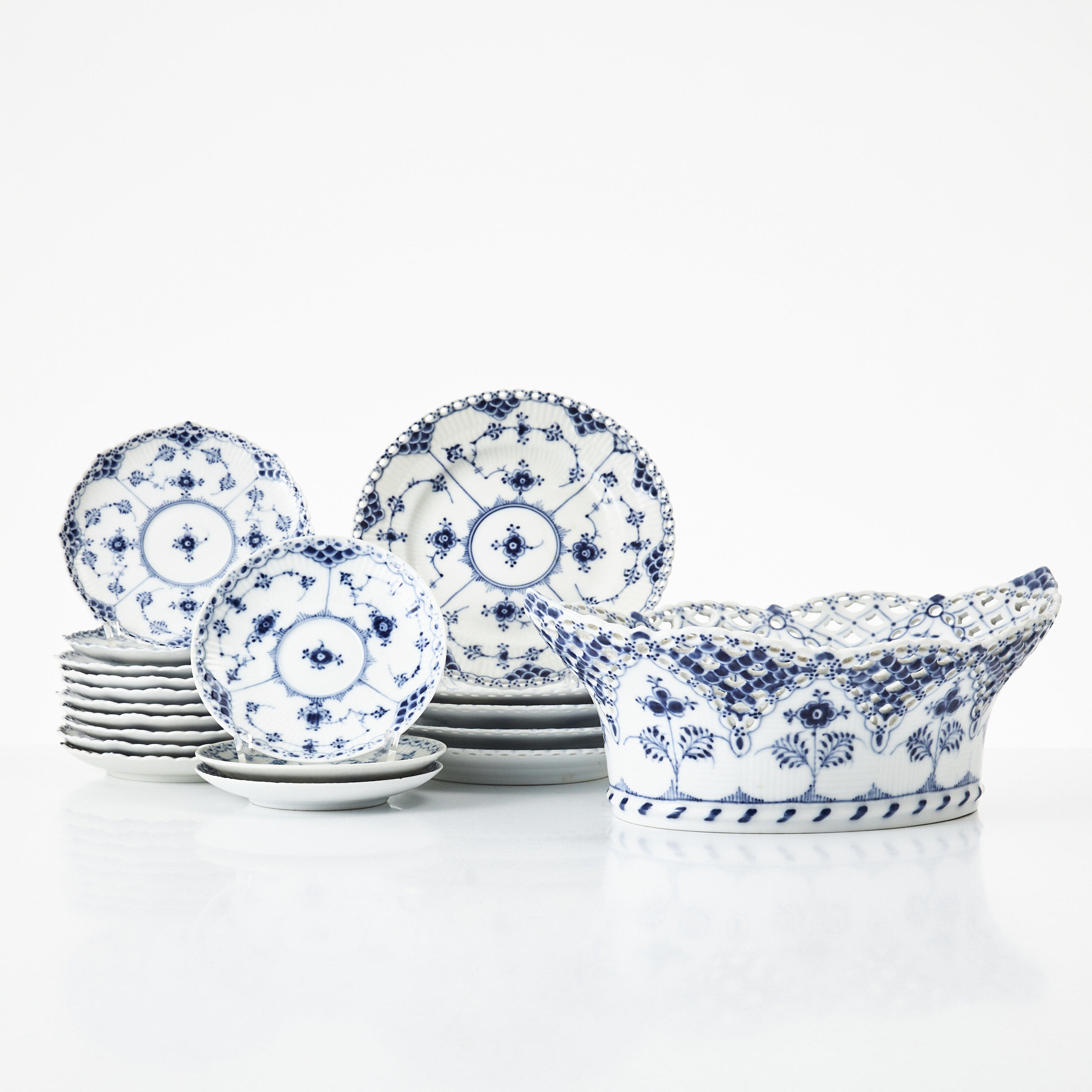 ROYAL COPENHAGEN, servisdelar, 19 stycken, porslin, "Musselmalet".