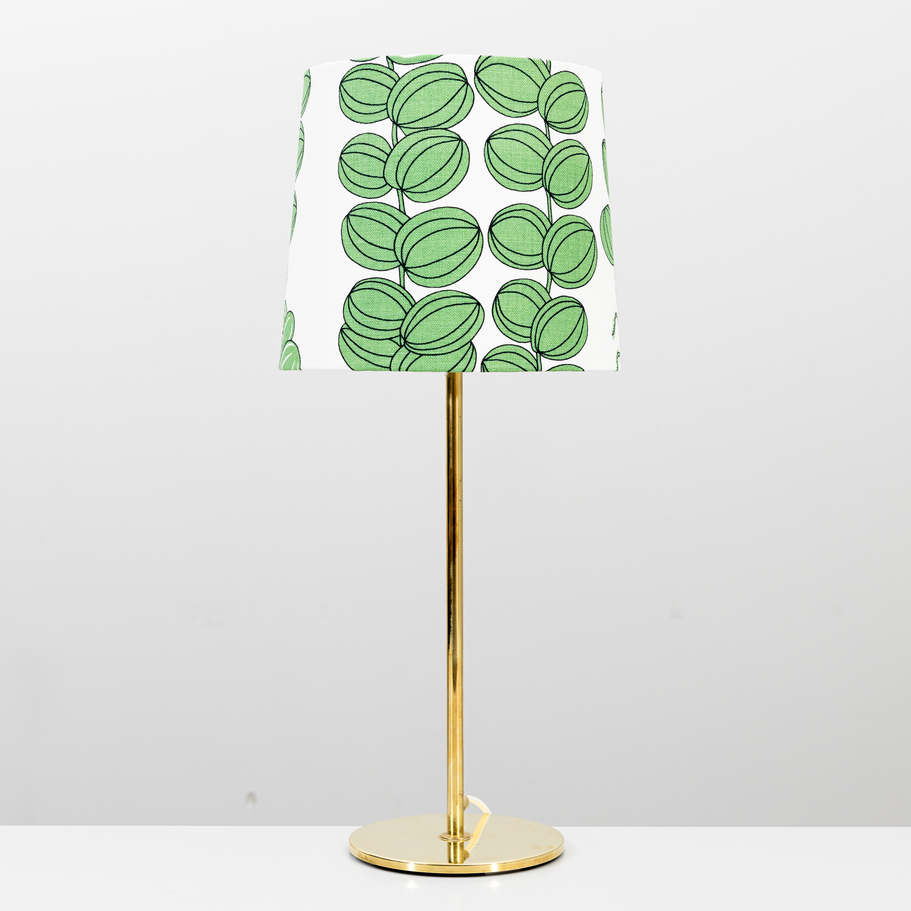 BORDSLAMPA, mässing/gulmetall, MAE, Möller Armatur Eskilstuna, modell nr 22, skärm med tyget "Celotocaulis" av Josef Frank.