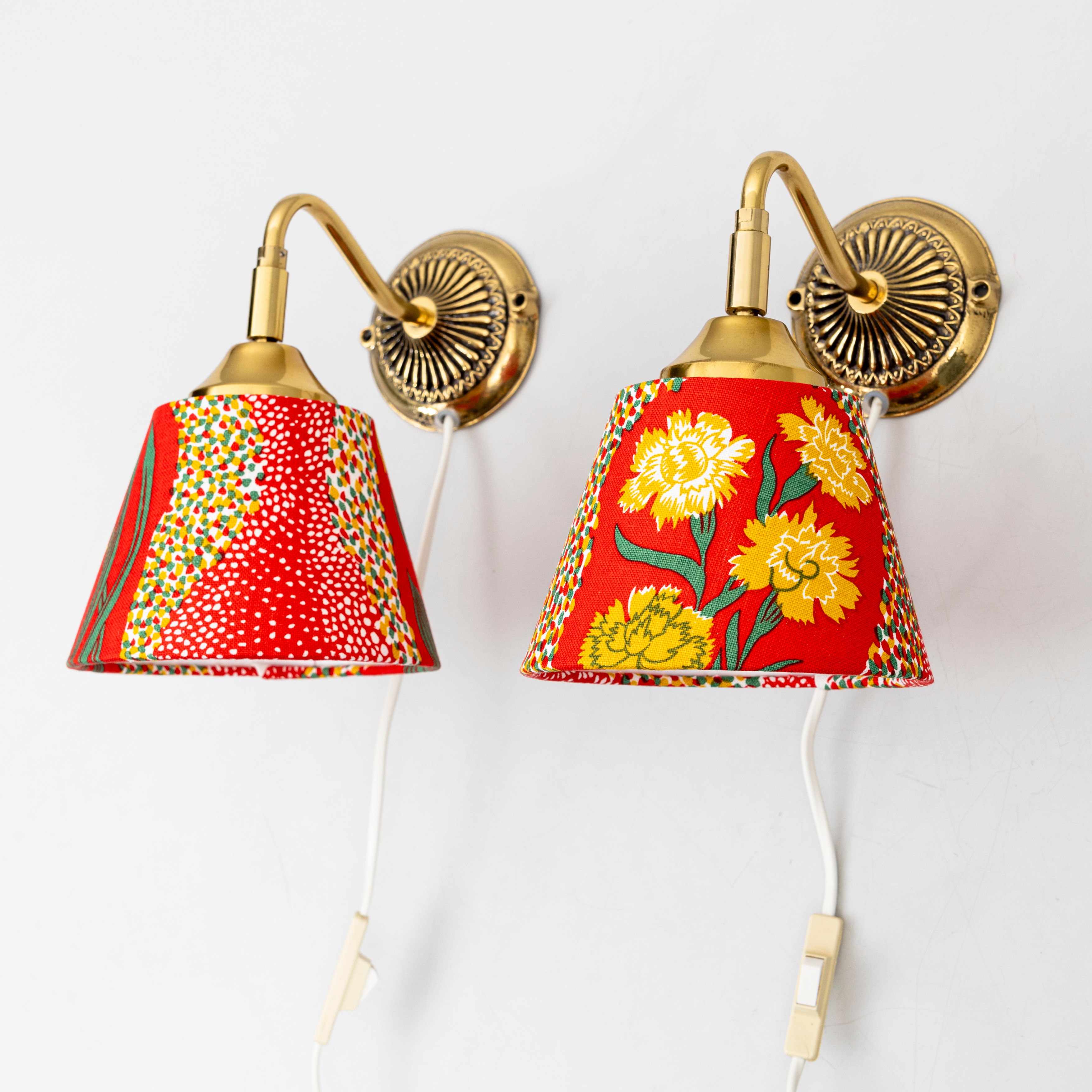 VÄGGLAMPOR, ett par, mässing/gulmetall, OMI, typ 295, skärm med tyget "Catleya" av Josef Frank.
