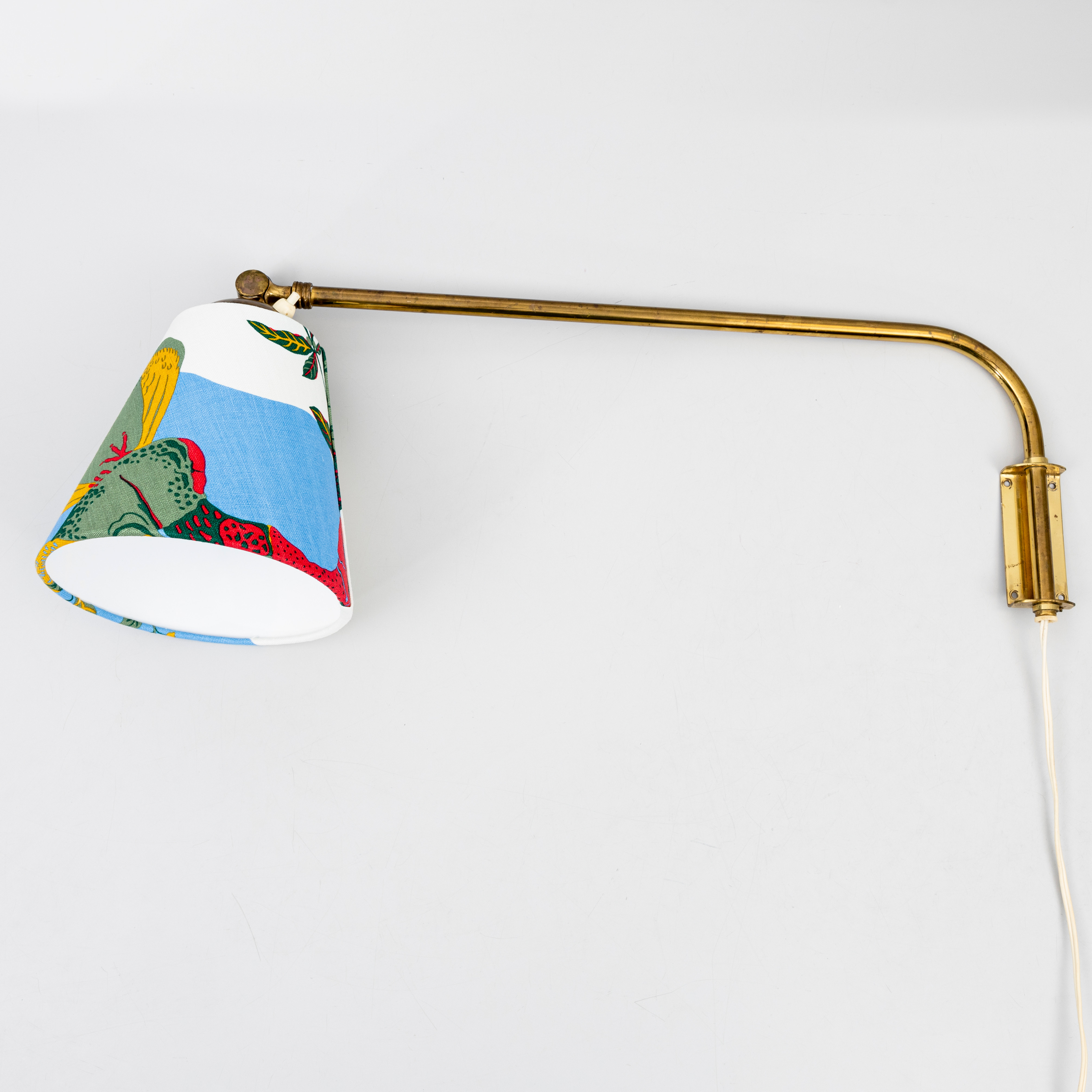 VÄGGLAMPA, mässing, EAE, modell nr 211, skärm med tyget "Anakreon", av Josef Frank.