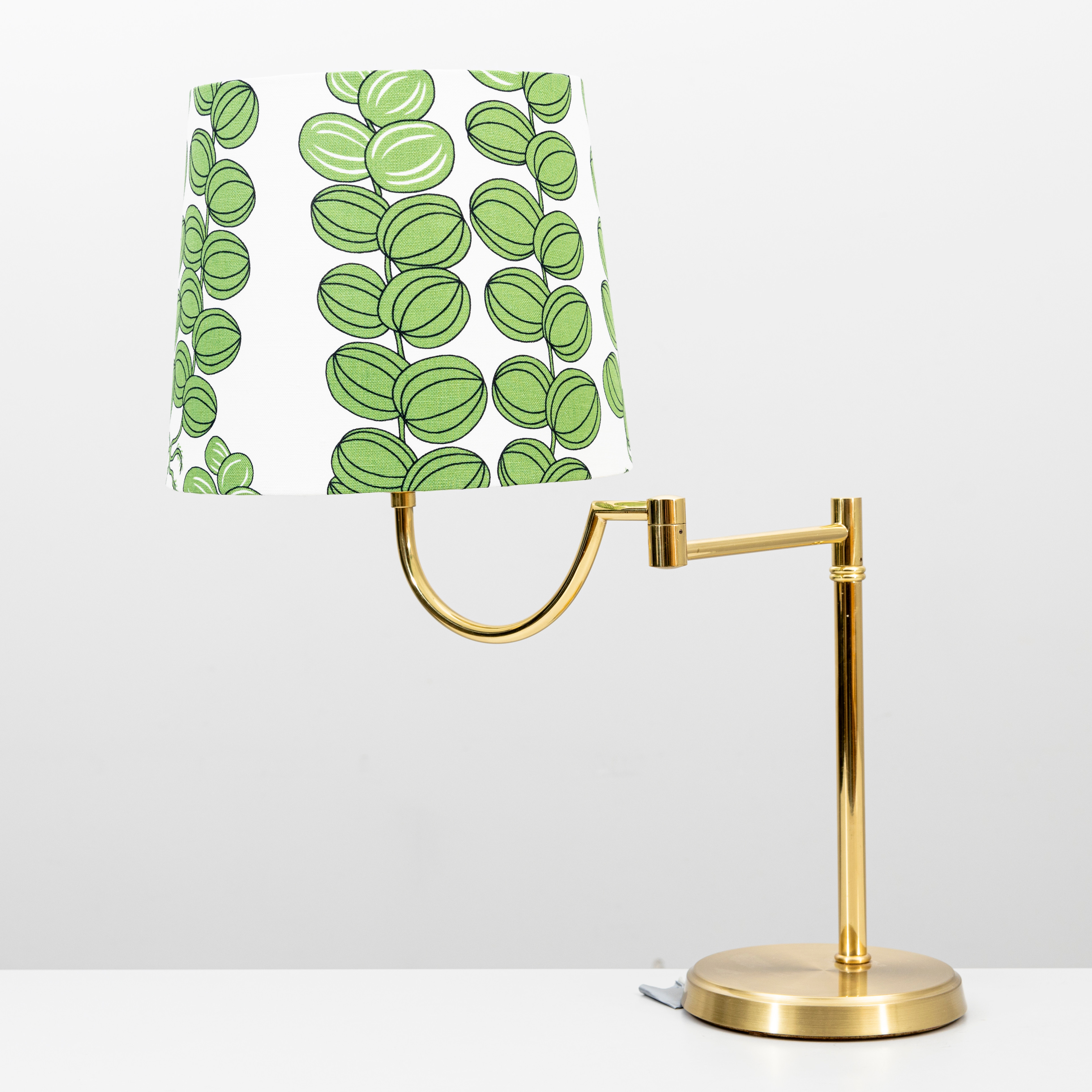 BORDSLAMPA, mässing/gulmetall, EWÅ, Värnamo, modell V-30, skärm med tyget "Celotocaulis" av Josef Frank.