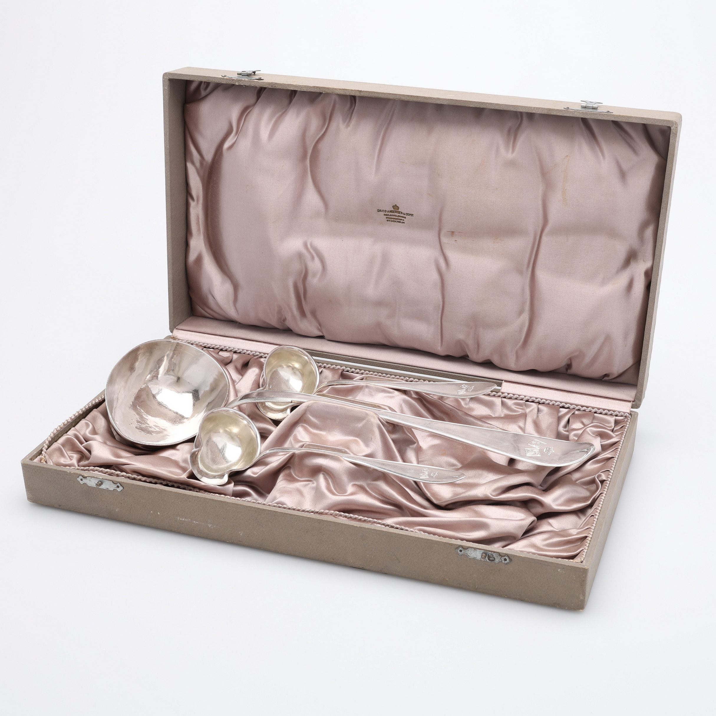 SLEVAR AV SILVER, 1+2 ST, I ETUI, svensk spetsig modell, Petter Eneroth, Stockholm, 1806 och David Andersson & Co, Stockholm, 1927, totalt 336 g. Med stämplade alliansvapen under adelskrona, (d.v Bergenstråhle, d.h de Besche.