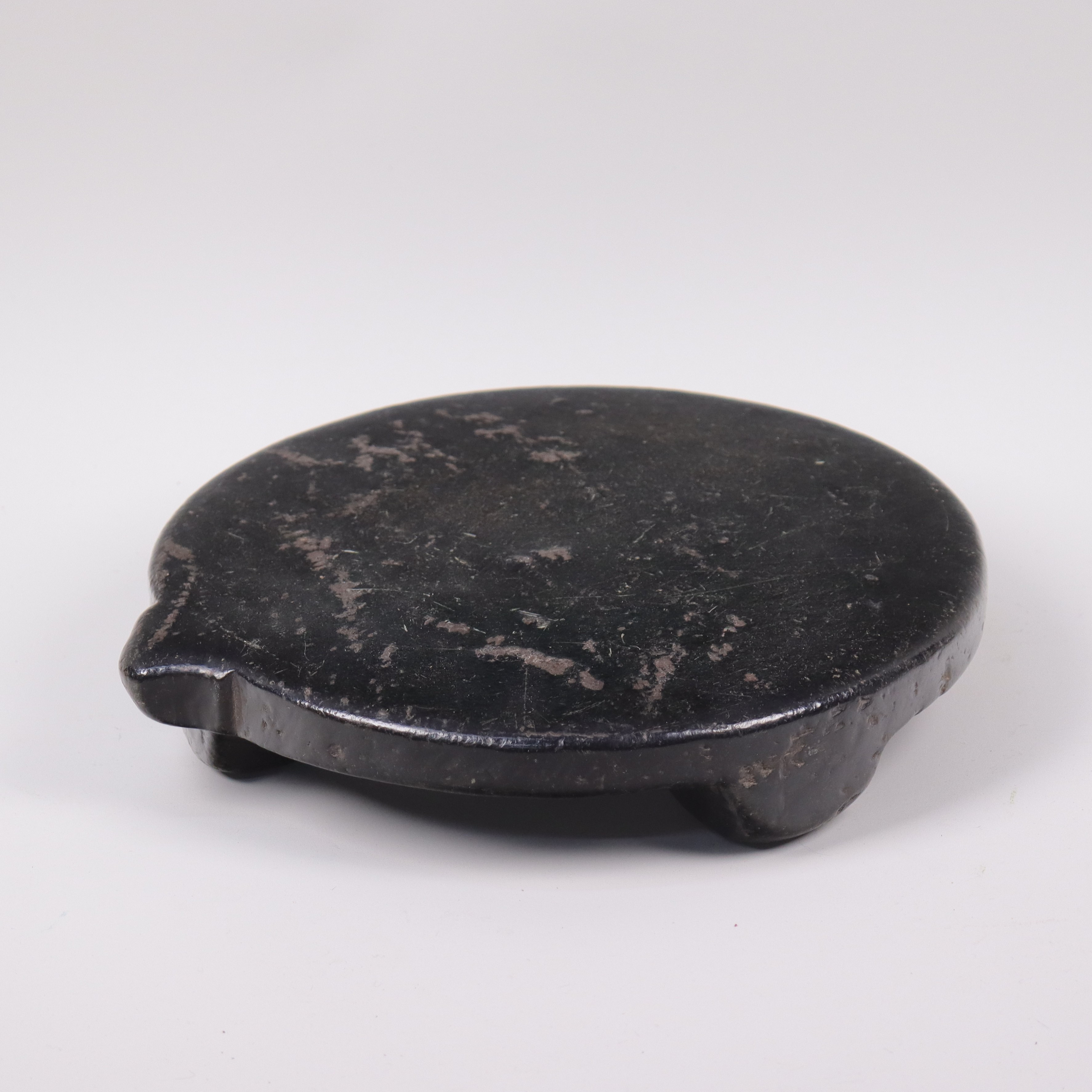 CHAPATI -/SAFFRANSTEN, Indien, grönsten på 3 ben, 1800/1900-tal.