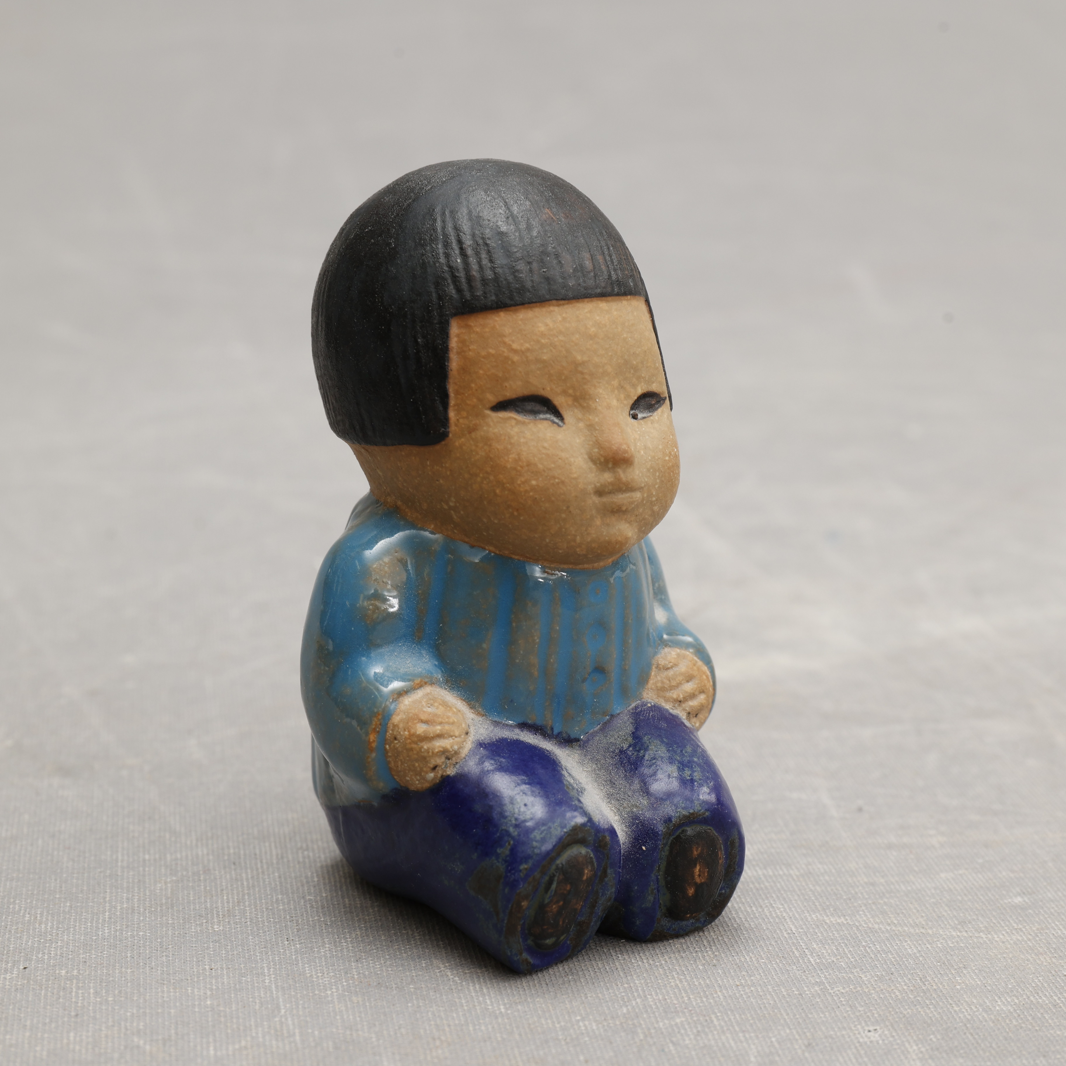 LISA LARSON. FIGURIN, " Mei ", ur serien " Världens barn ", stengods, Gustavsberg.