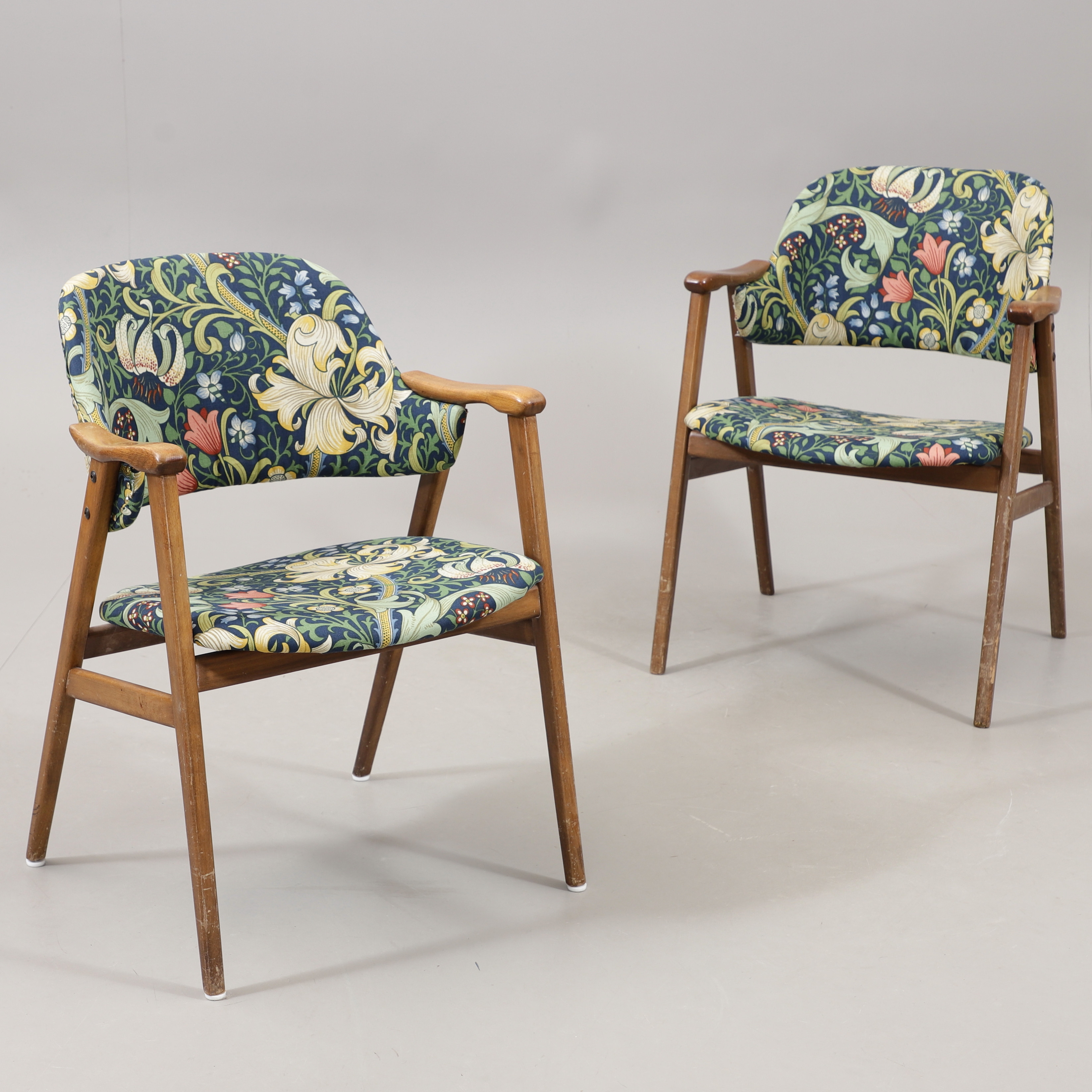FÅTÖLJER, ett par, teak/William Morris-klädsel, 1960-tal.