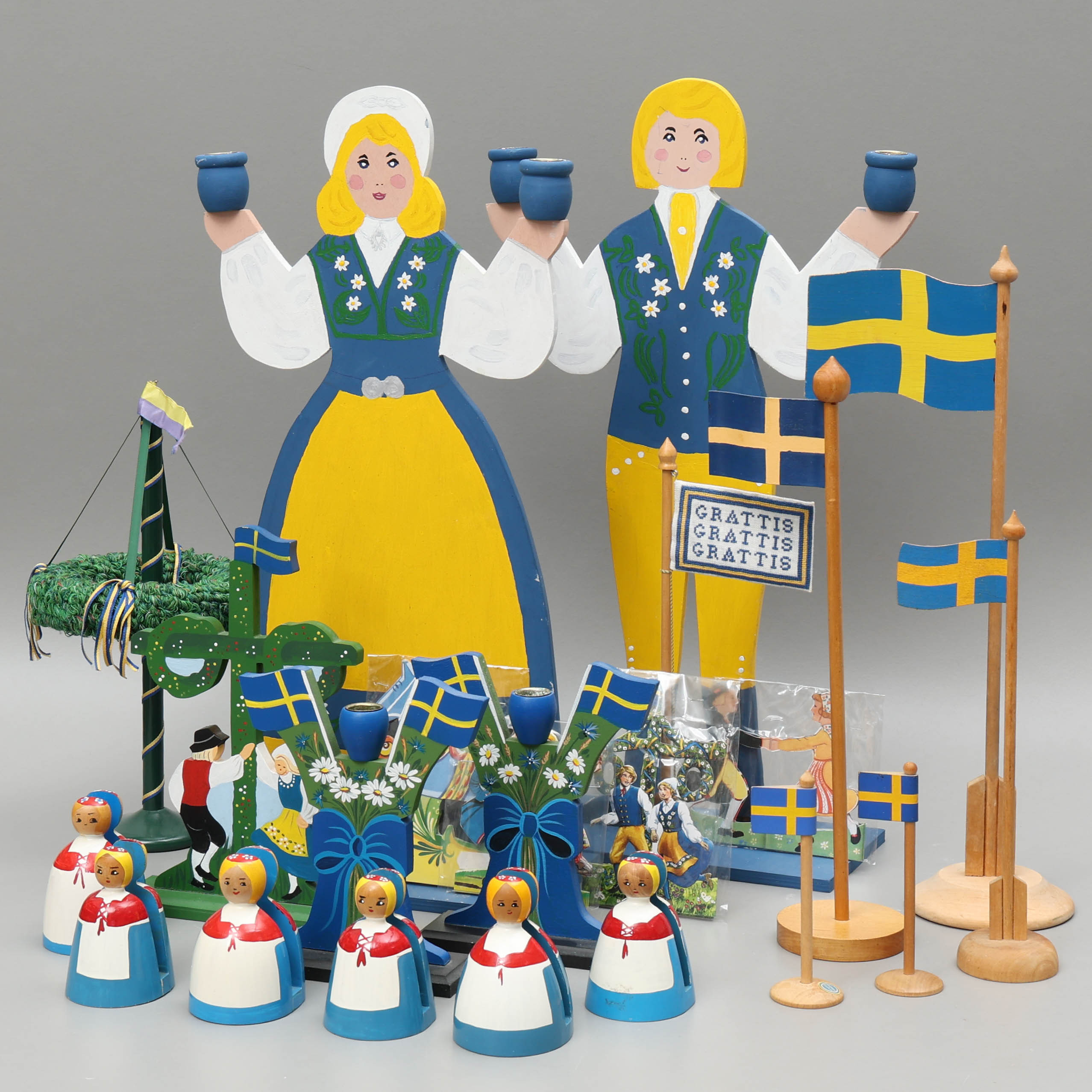 BORDSDEKORATIONER & LJUSSTAKAR, 22 delar, handgjorda, folkdräkter/midsommar.