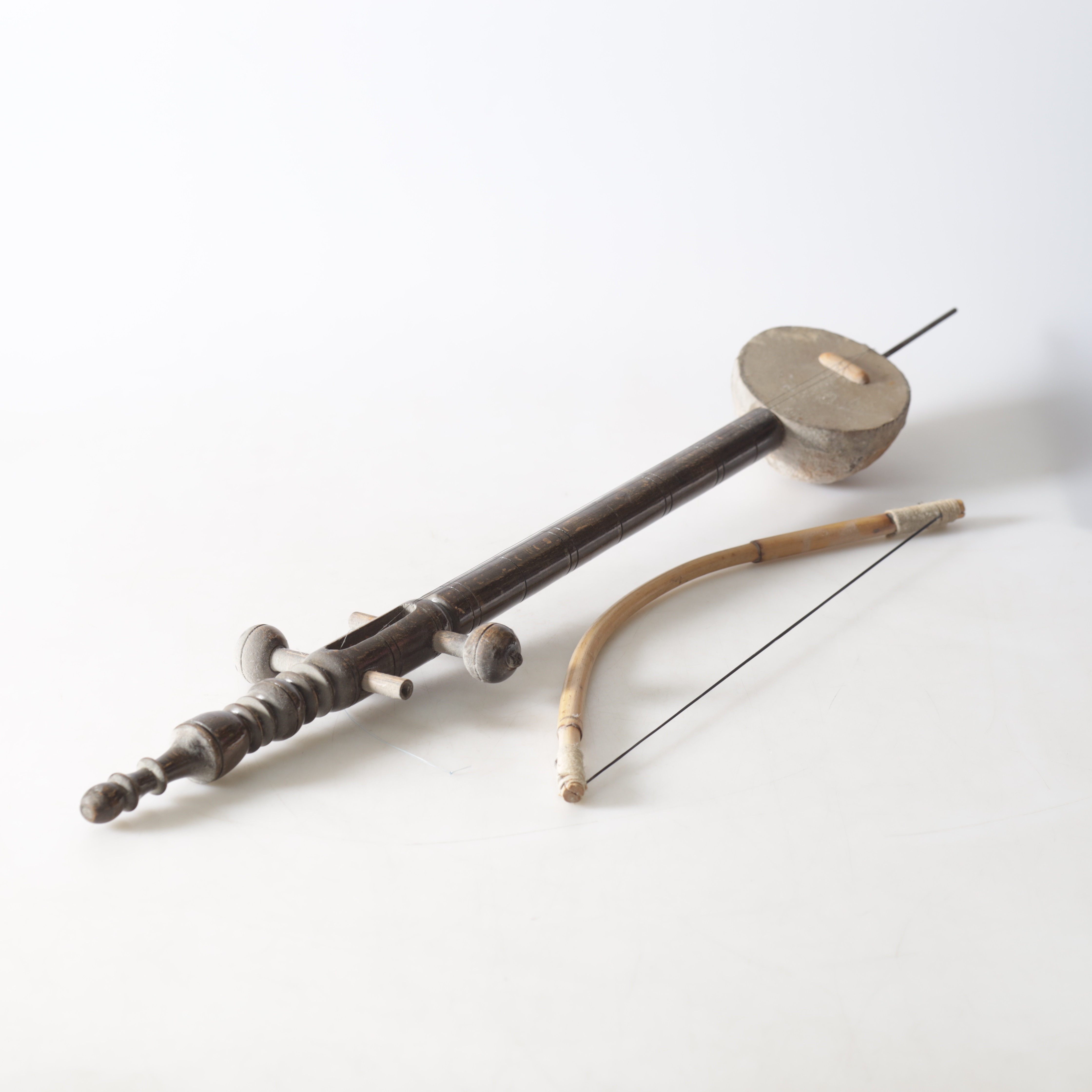 STRÄNGINSTRUMENT, med stråke, 1900-tal.