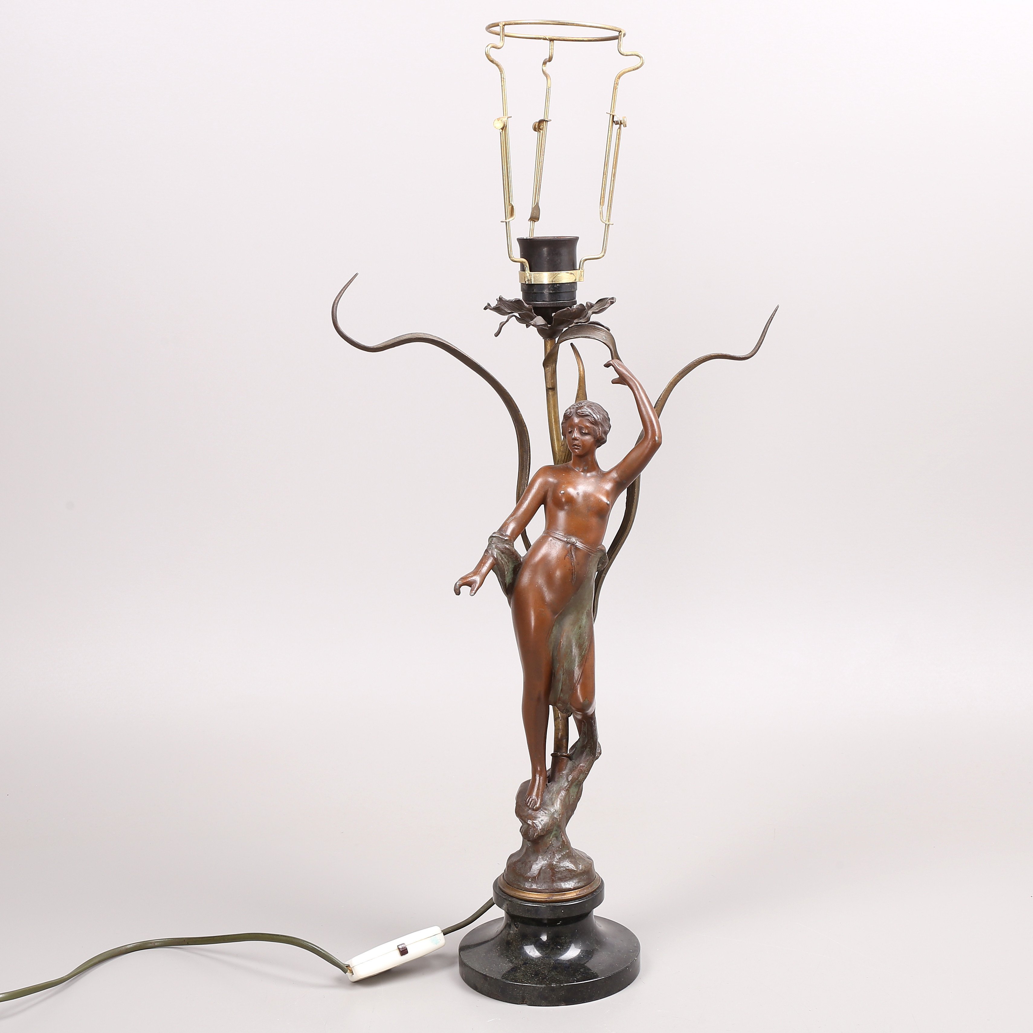 BORDSLAMPA, kvinnoskulptur med blad, brons/marmor, 1900-talets första hälft.