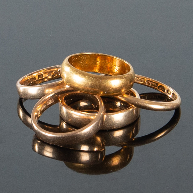 RINGAR 5 ST, 18 SAMT 23 K GULD (20,15 + 8,10) 28,25 g.