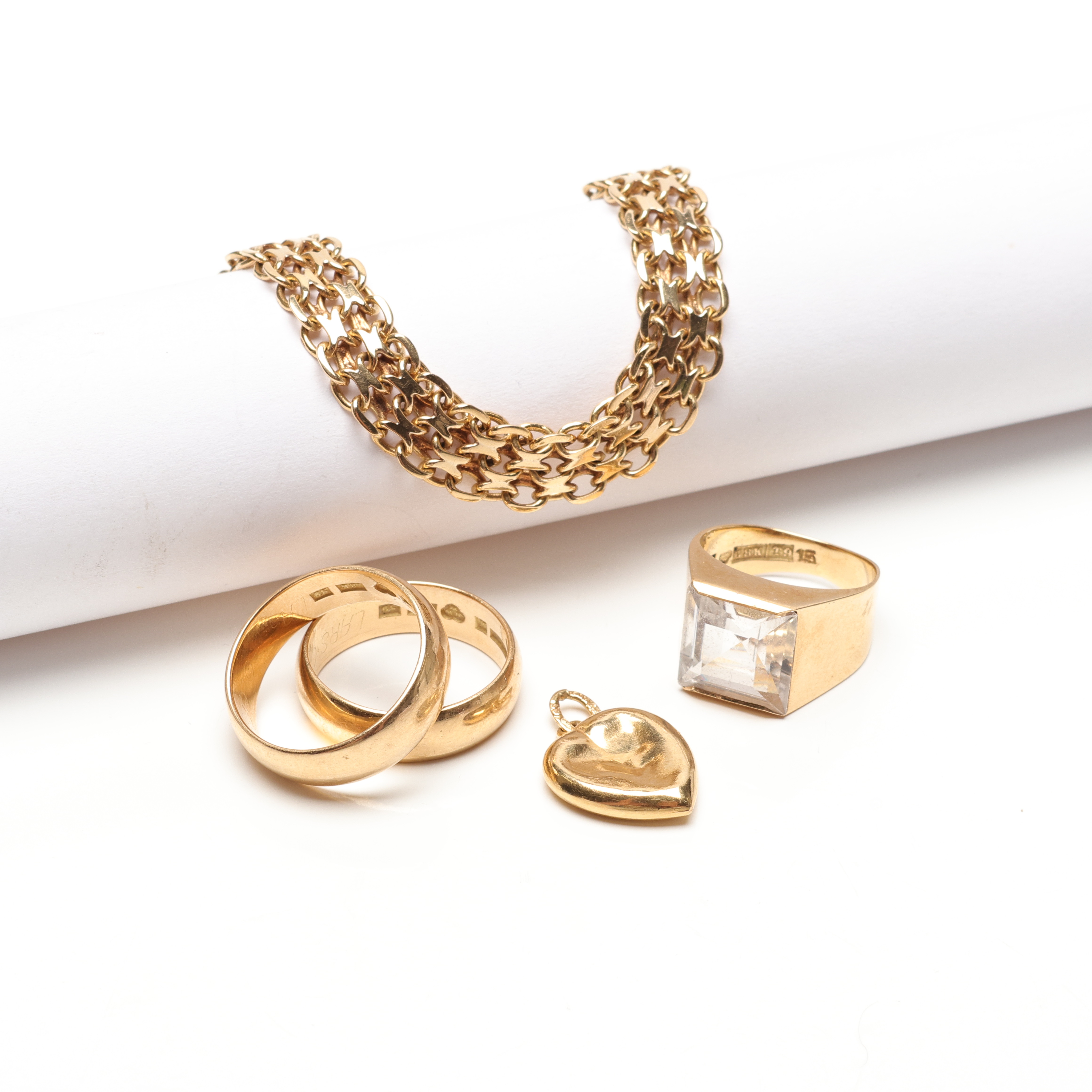 SMYCKEN/SKROT, guld, fem delar, 18k, ca 29,2 gram.