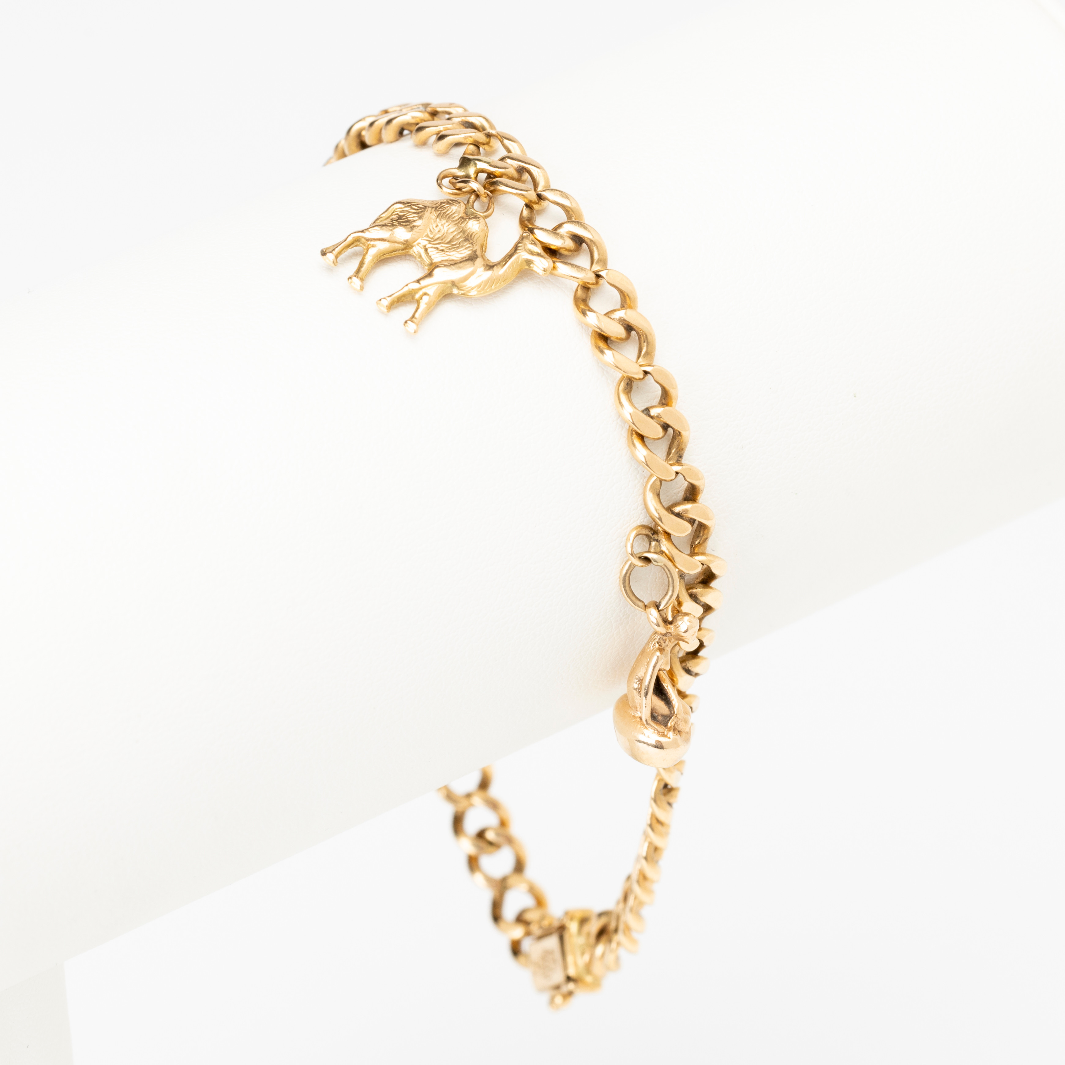 ARMBAND 18K guld med två berlocker 14K/18K guld, Ge-Kå Kaplans, Stockholm, 1967.