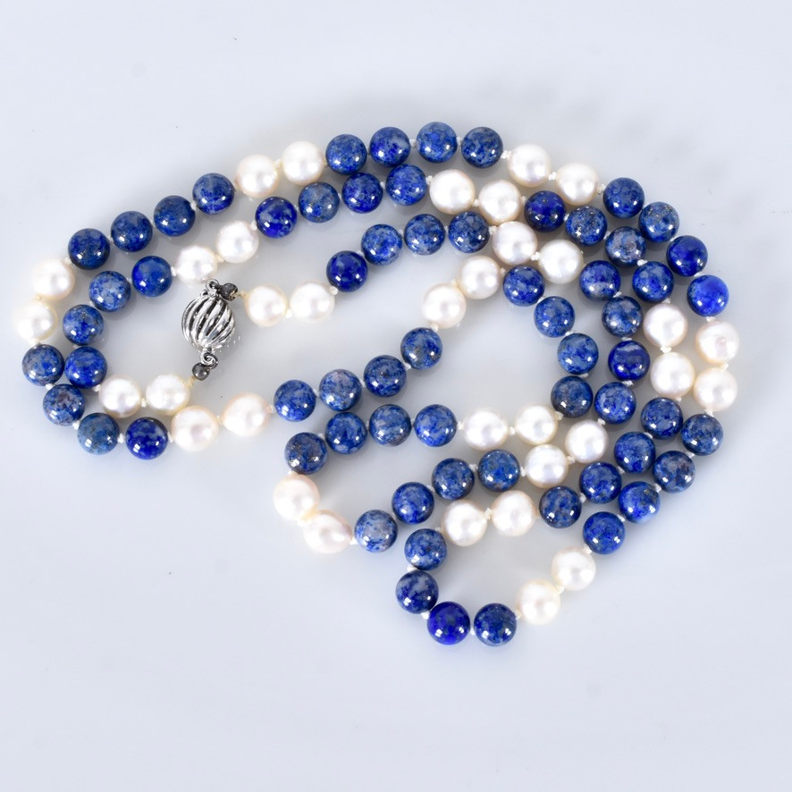 COLLIER, odlade pärlor och lapis lazulikulor.