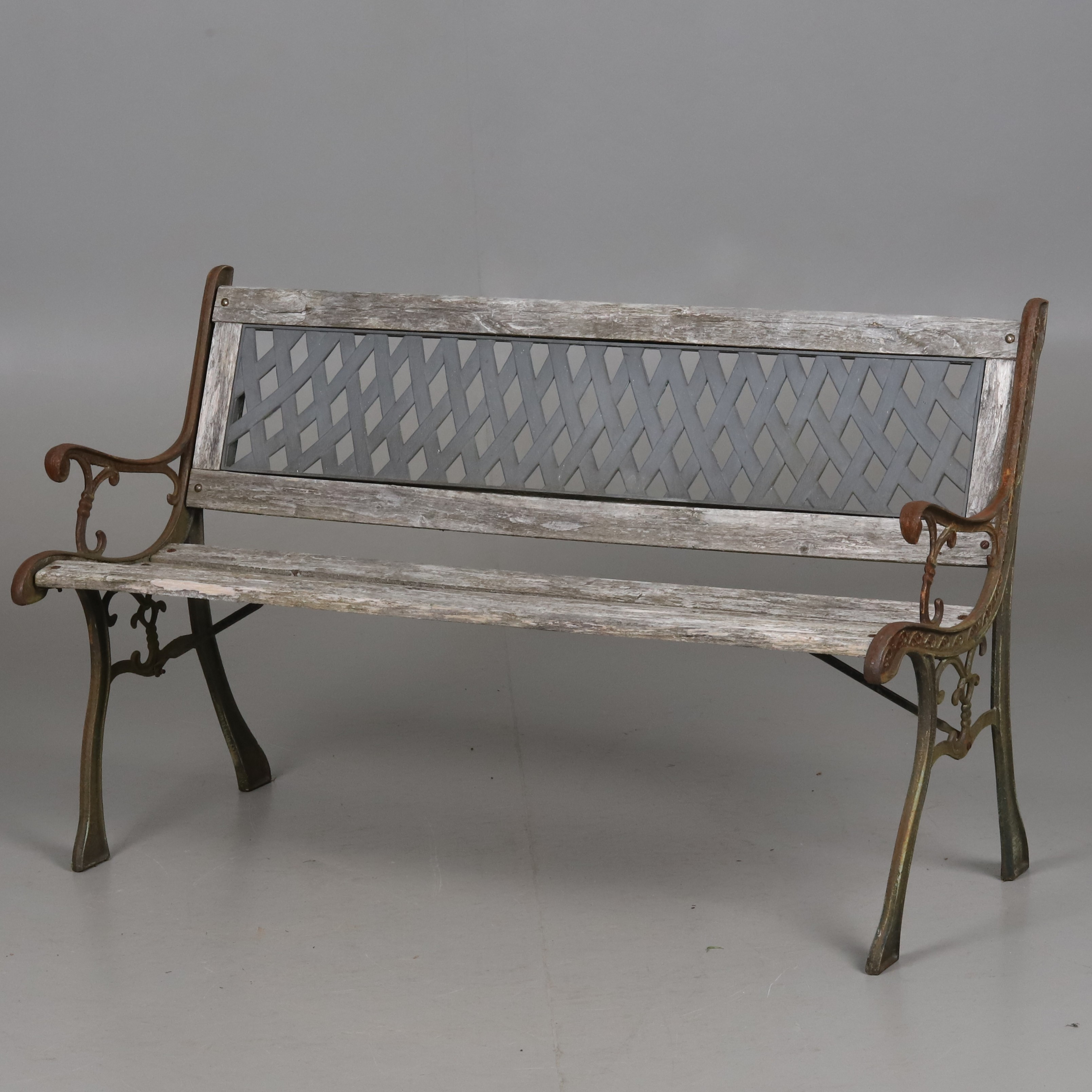 TRÄDGÅRDSSOFFA. Gjutjärn, trä och plast. 1900-talets andra hälft.