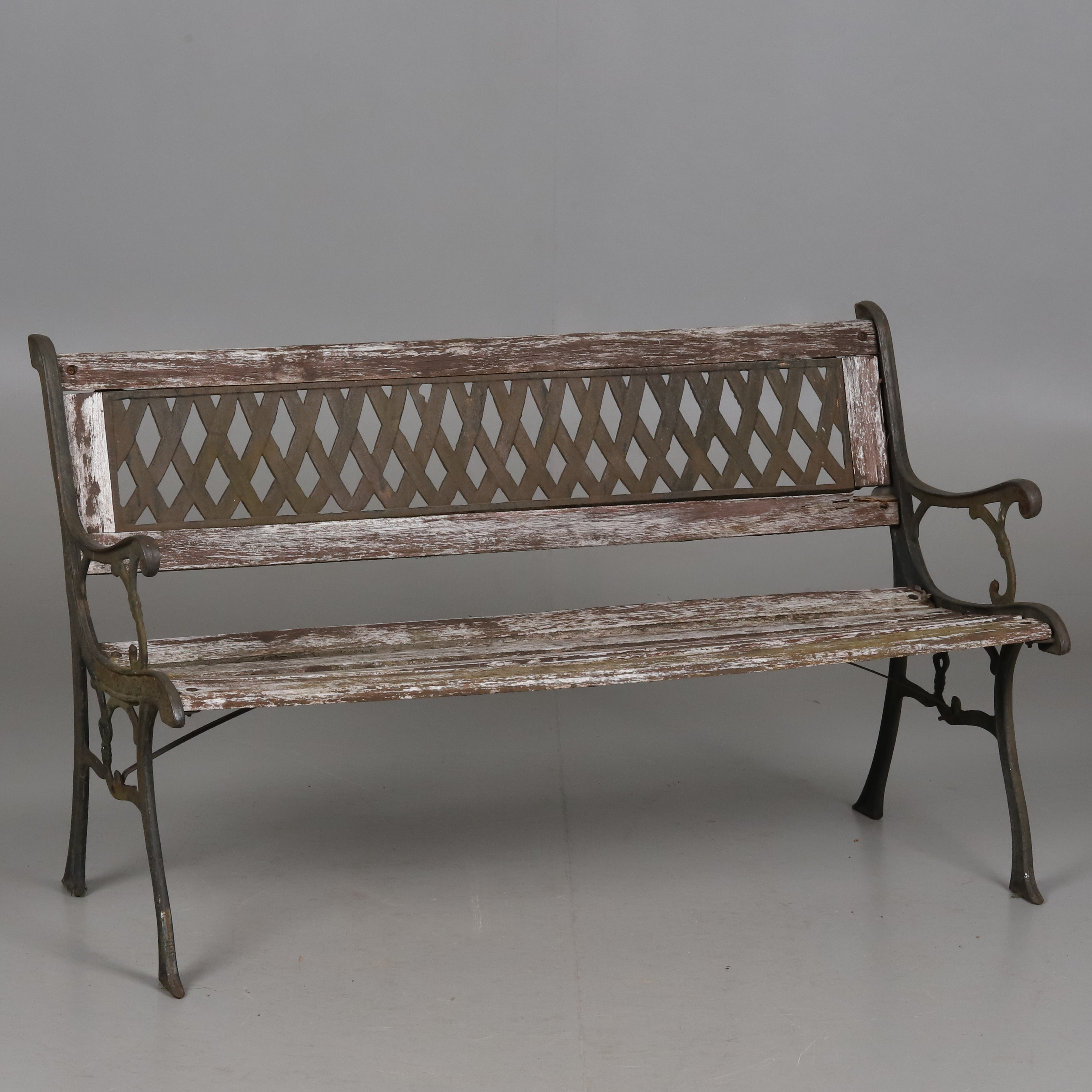 TRÄDGÅRDSSOFFA. Gjutjärn och trä, 1900-talets andra hälft.