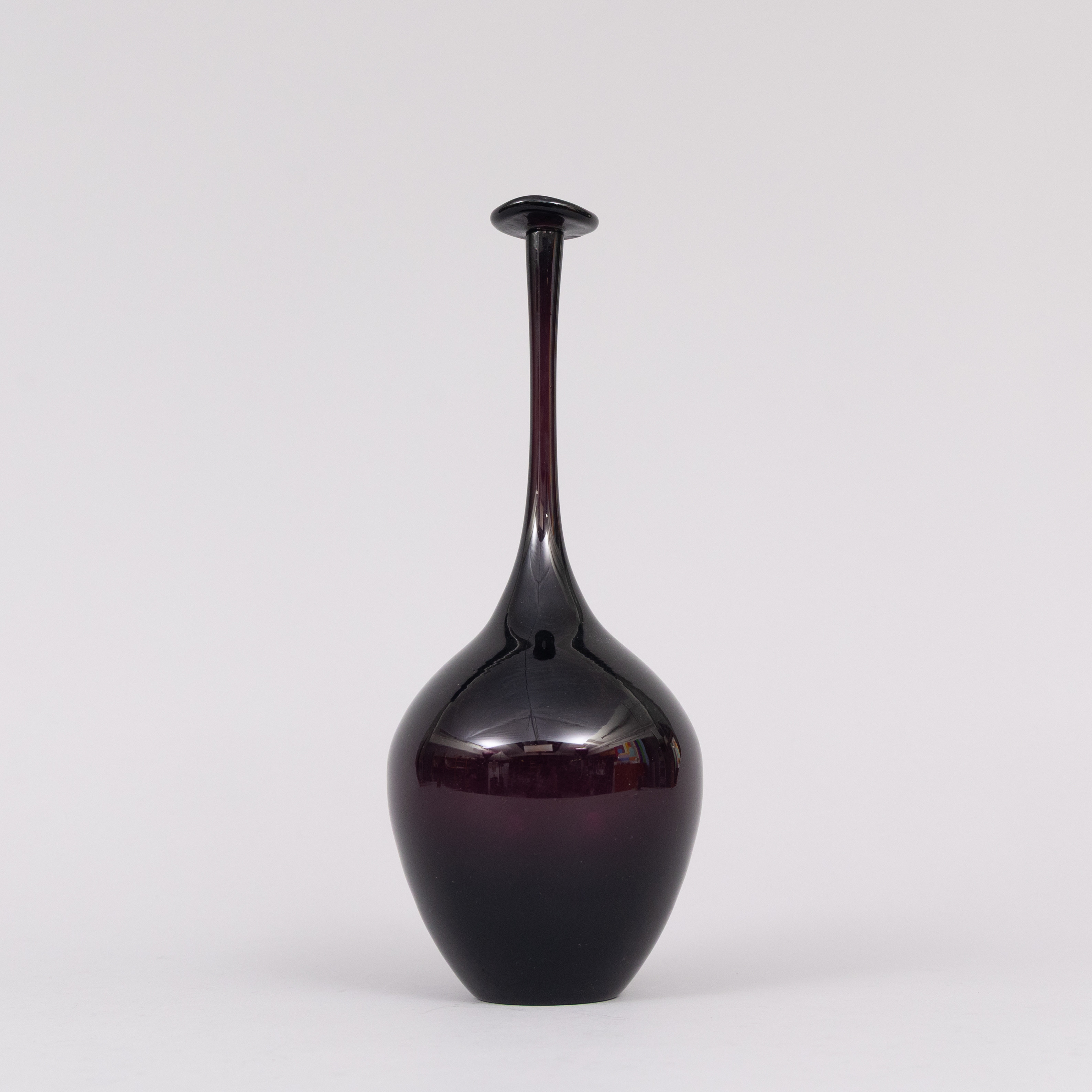 VAS, vinrött glas, 1900-talets andra hälft.