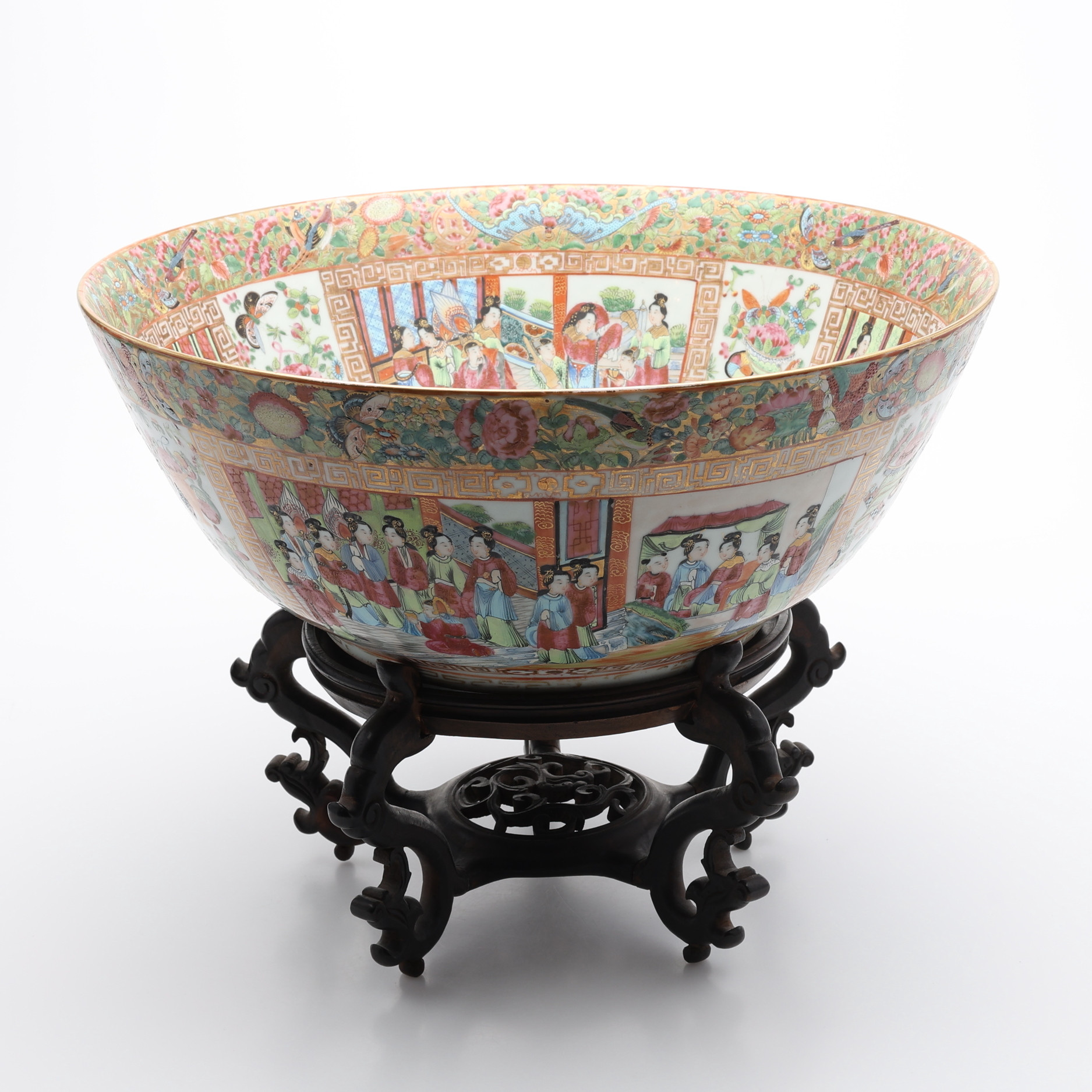 PRAKTSKÅL, Kina, sen qing-period (1644-1912) kanton-dekor, porslin med emaljmåleri föreställande figurscener.