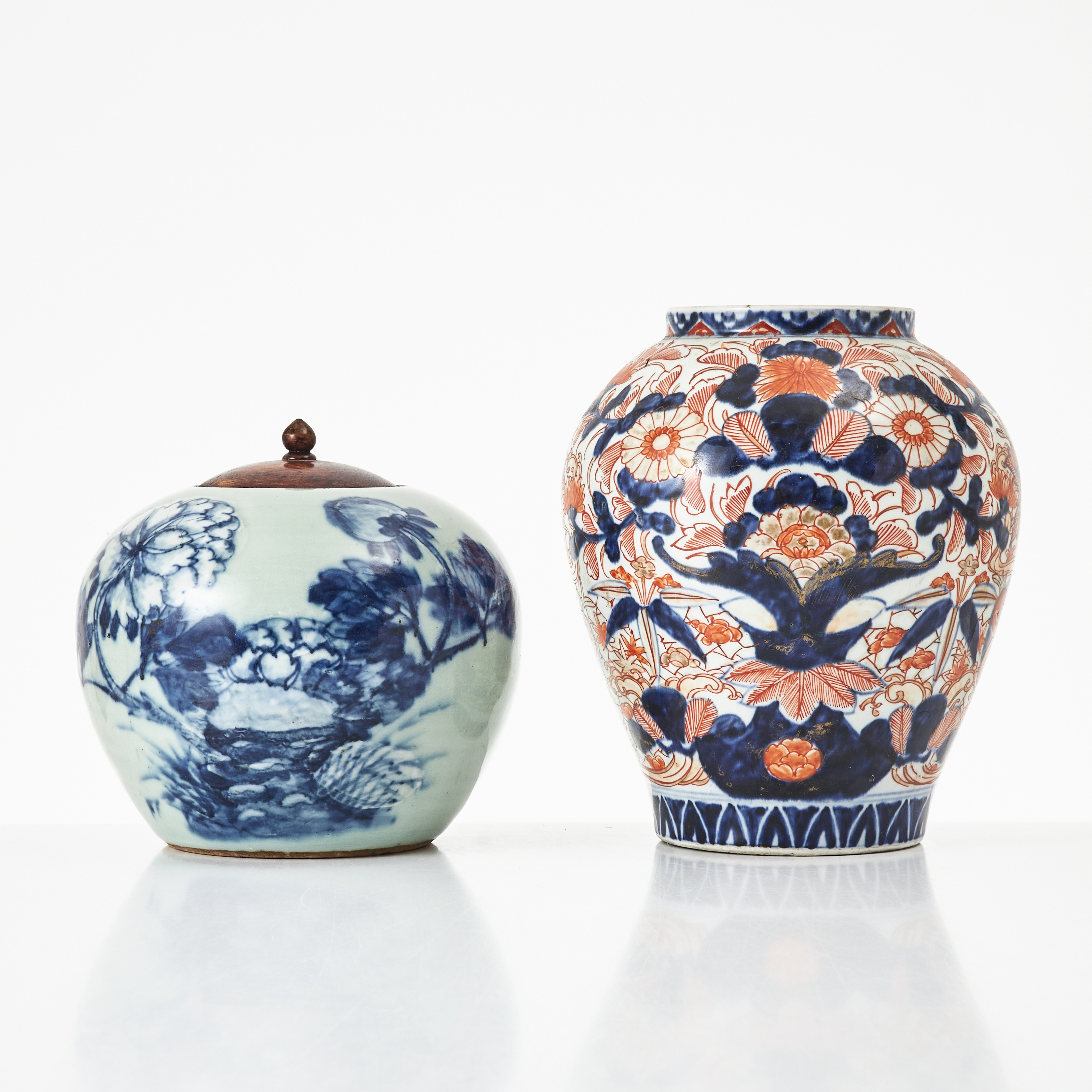 URNOR, 2 stycken, porslin, Kina resp. Japan, omkring 1900, dekor av pioner i blåvit underglasyr mot celadonglaserad fond resp. imari.
