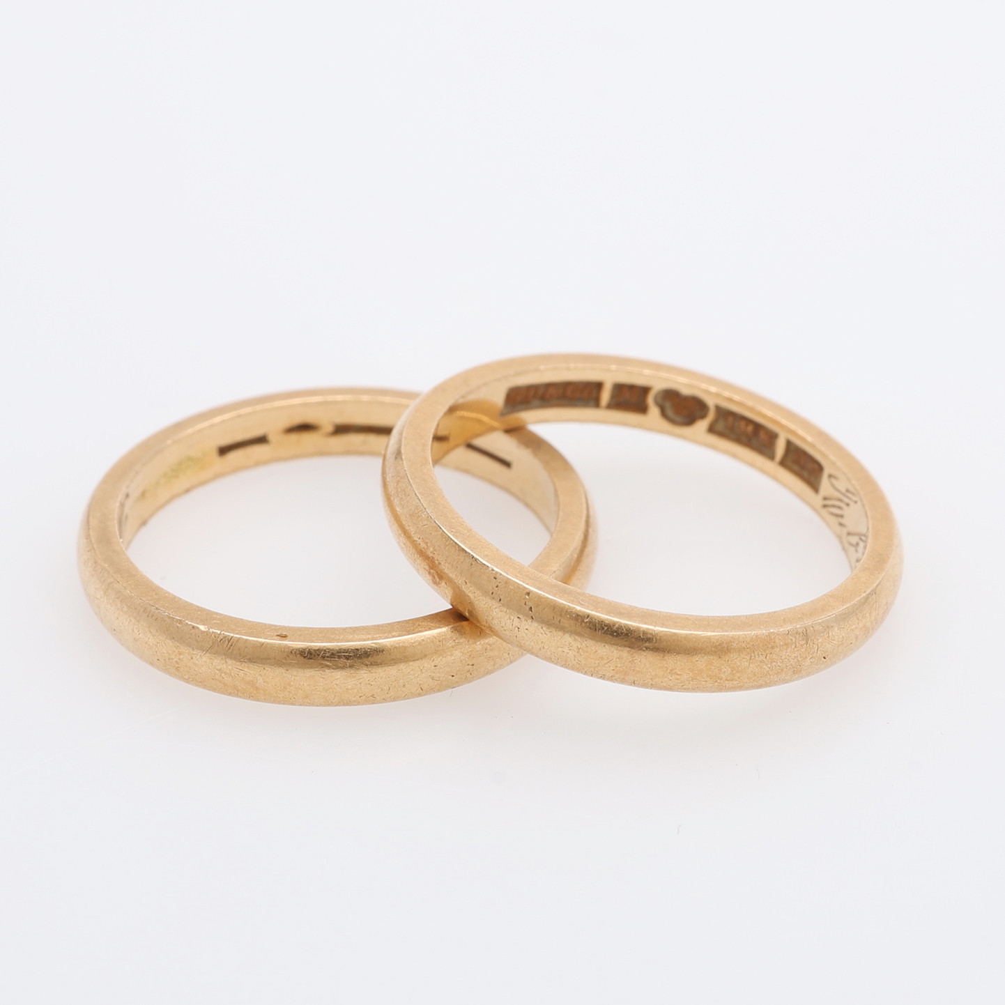 SLÄTA RINGAR, 2 ST, 18 k guld, totalt 8,9 g.