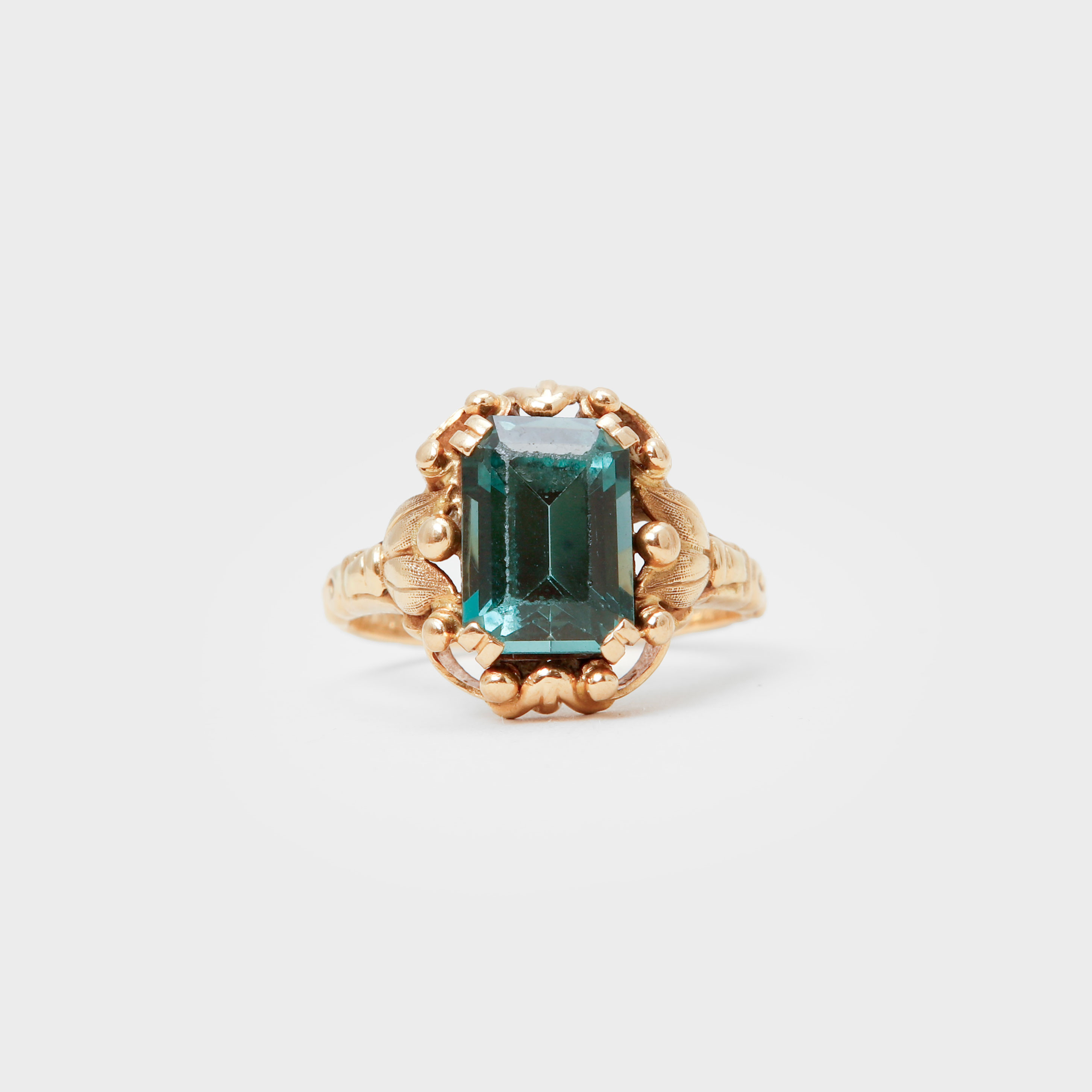 RING, 18k guld samt grön syntetisk sten. Göteborg, 1948. Vikt 4.8 gram.