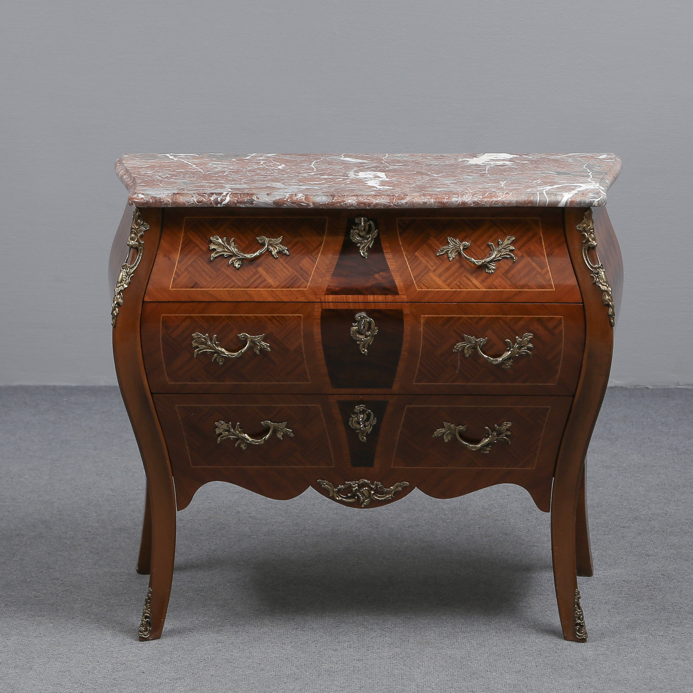 BYRÅ MED STENSKIVA, INTARSIA, BESLAG I MÄSSING, 1900-TALETS ANDRA HÄLFT.