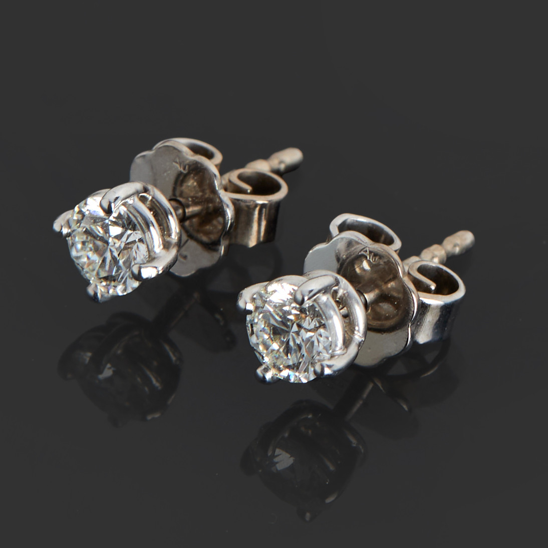 ÖRHÄNGEN, ett par, 18k vitguld, briljantslipade diamanter totalt 0.60ct, Wallin jewels, certifikat medföljer.
