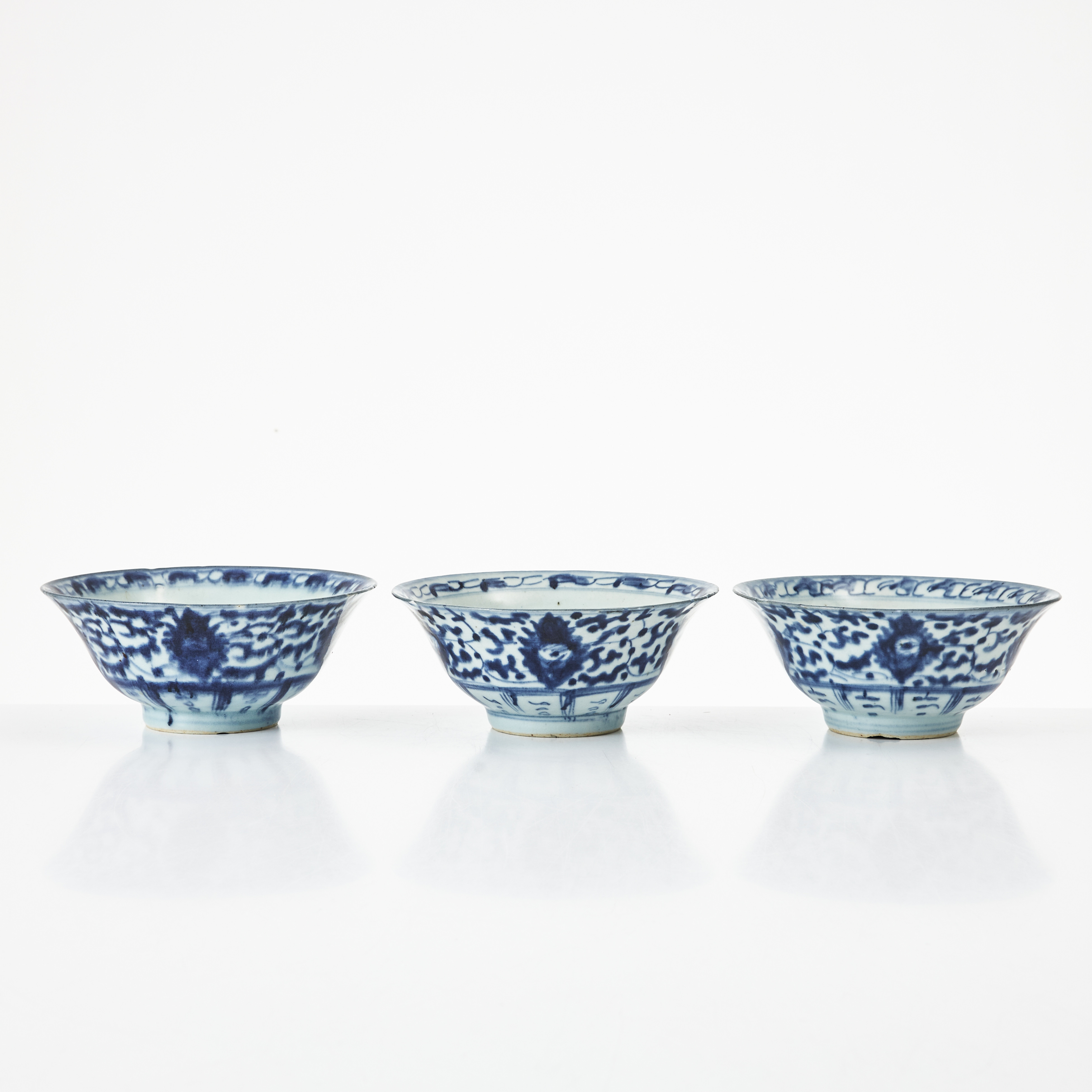 SKÅLAR, 3 st., porslin, Kina, 1800-tal, mingstil, dekor av lotusslingor i underglasyrblått, med sigillmärke.