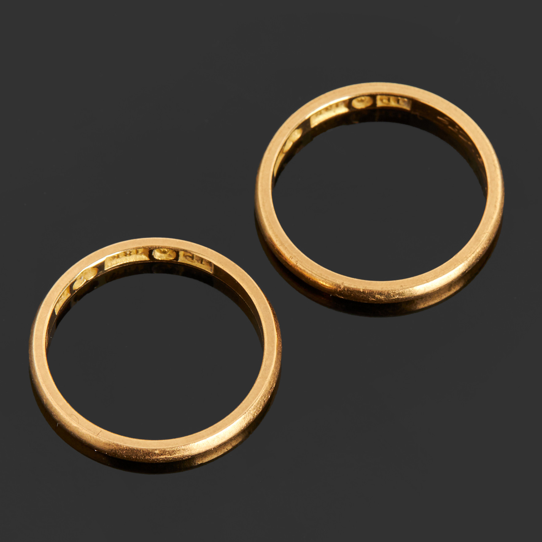 RINGAR, 2 st, 18k guld, Petterssons Eftr Juvelerar Ab Joh, 1952 resp 1953, Stockholm.