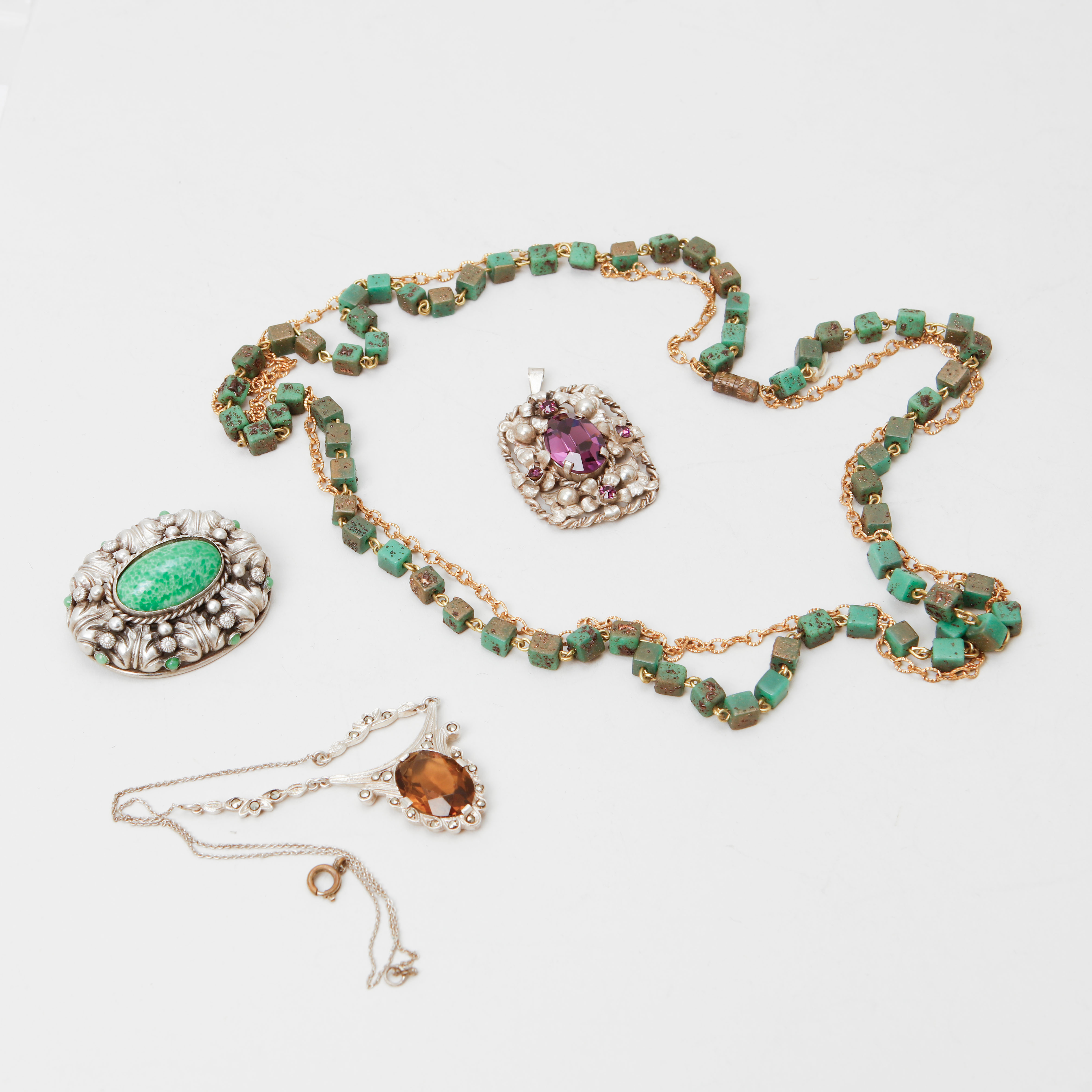 HALSBAND, silver och syntetisk sten. BIJOUTERIER, 3 stycken.