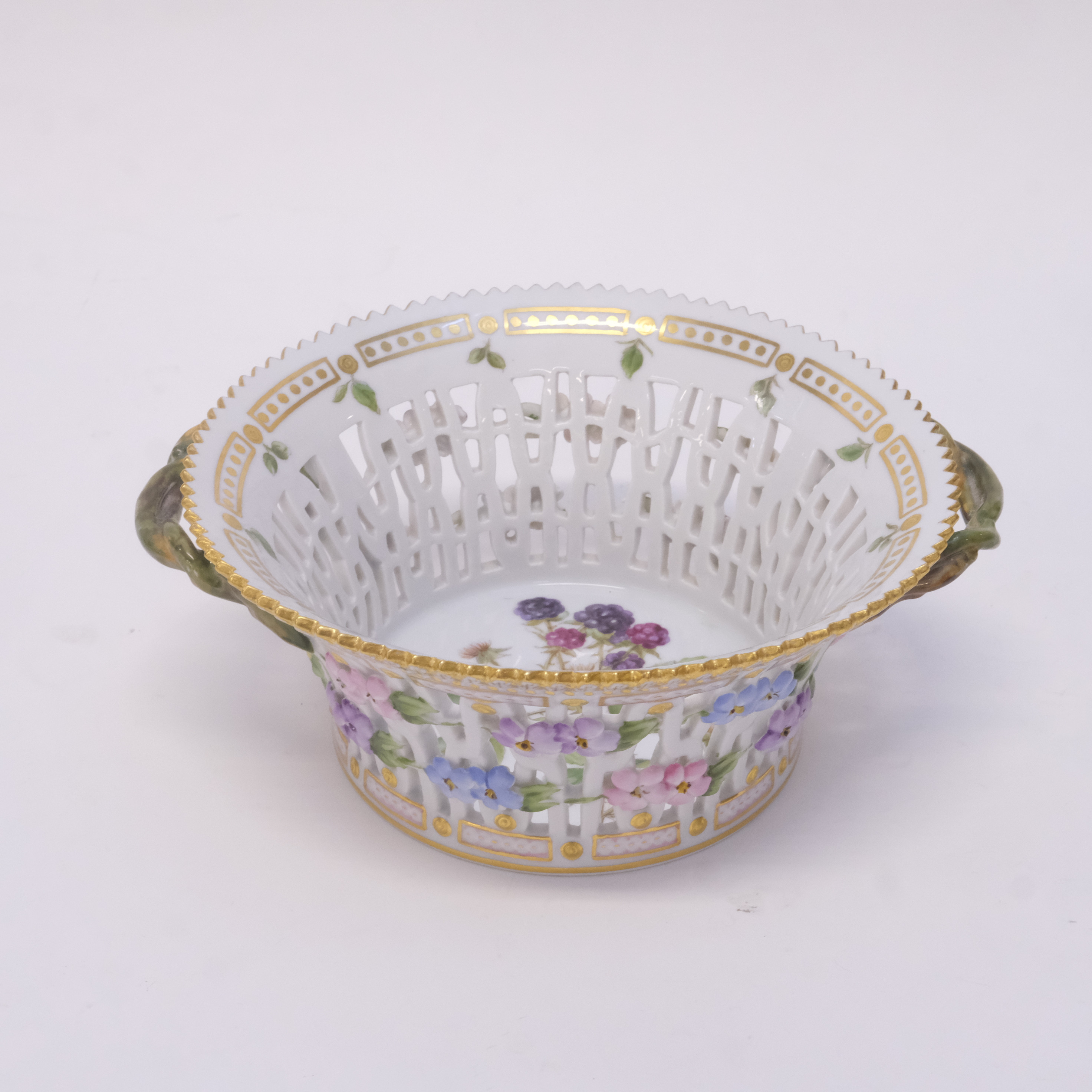 GALLERSKÅL MED HÄNKLAR, "FLORA DANICA", ROYAL COPENHAGEN.