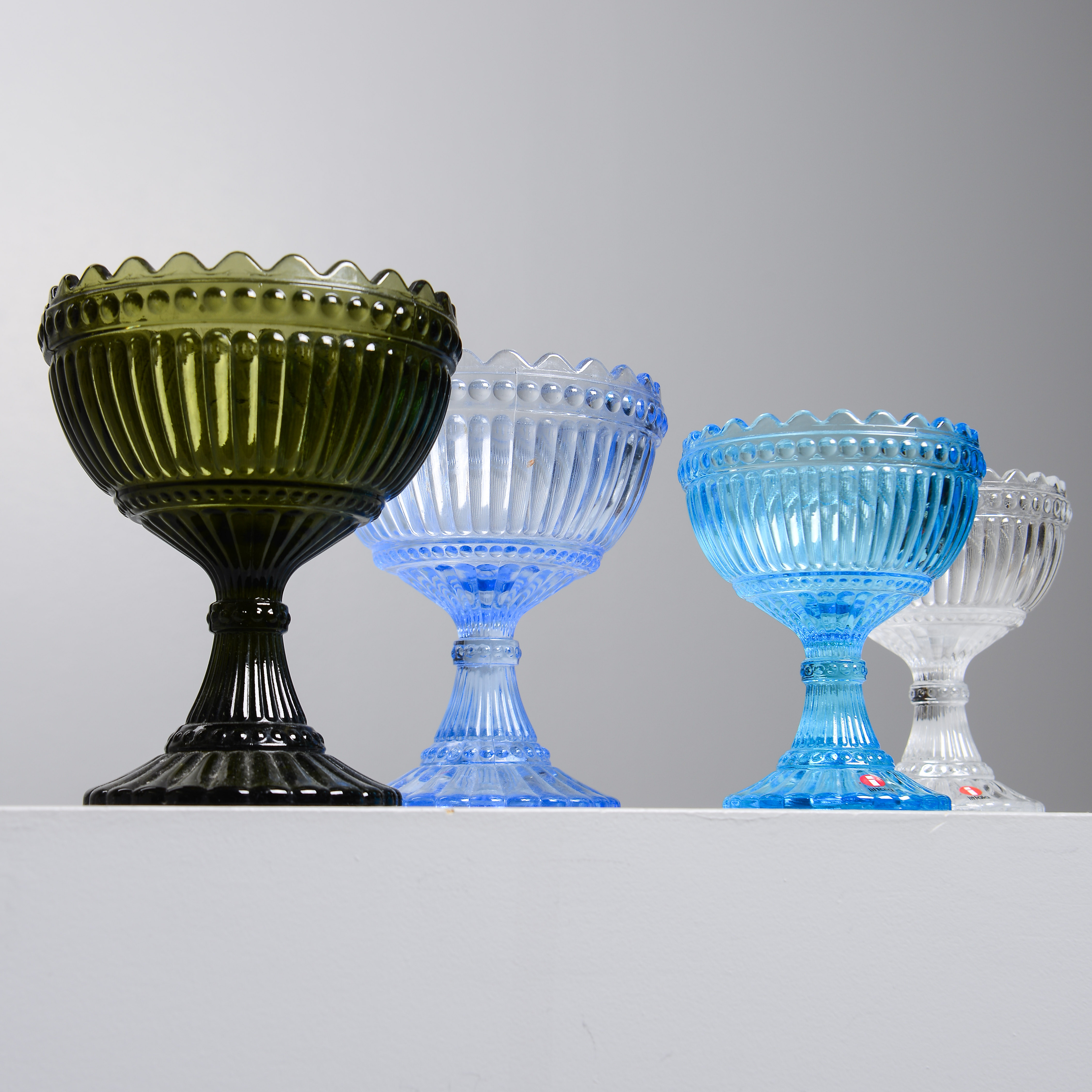 ARMI RATIA. Skål på fot, 4 st, "Mariskooli", Marimekko/Iittala, Finland.
