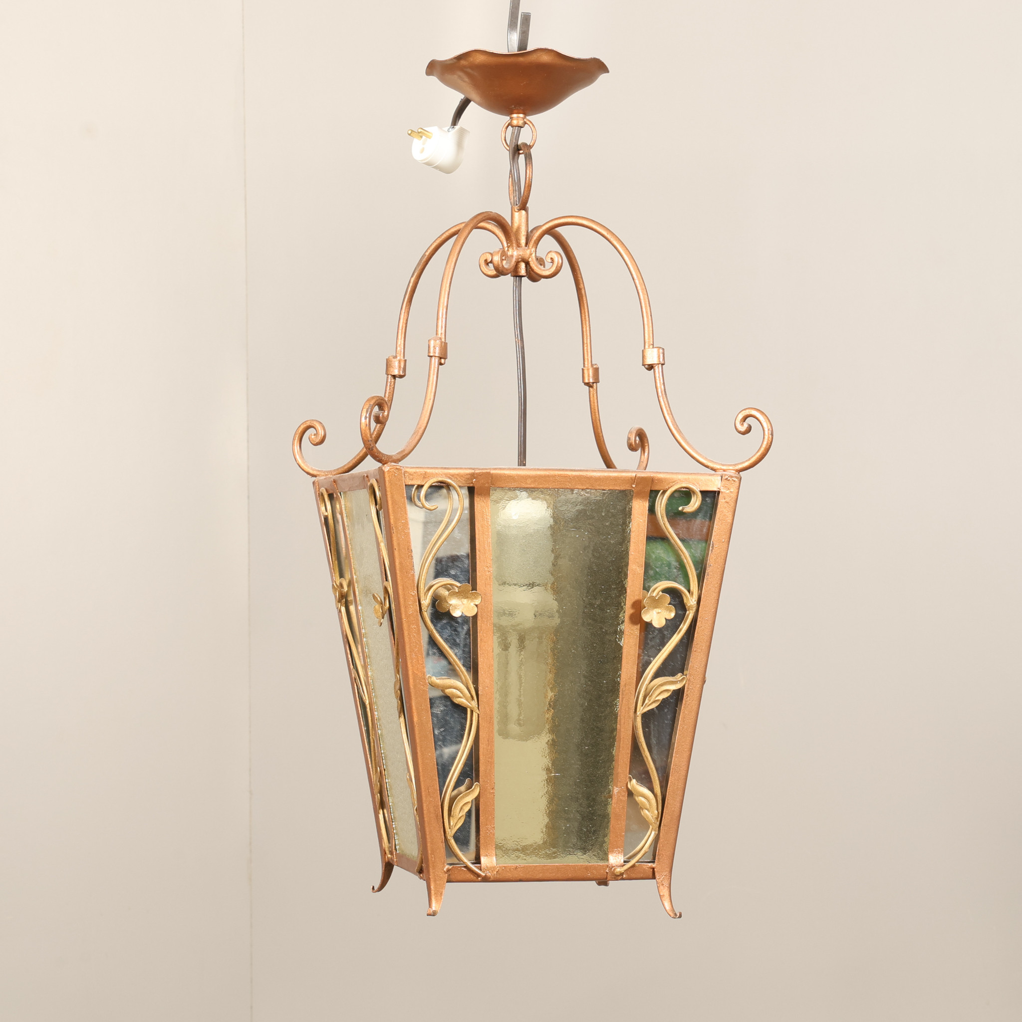 TAKLAMPA, bemålad metall, 1900-tal.