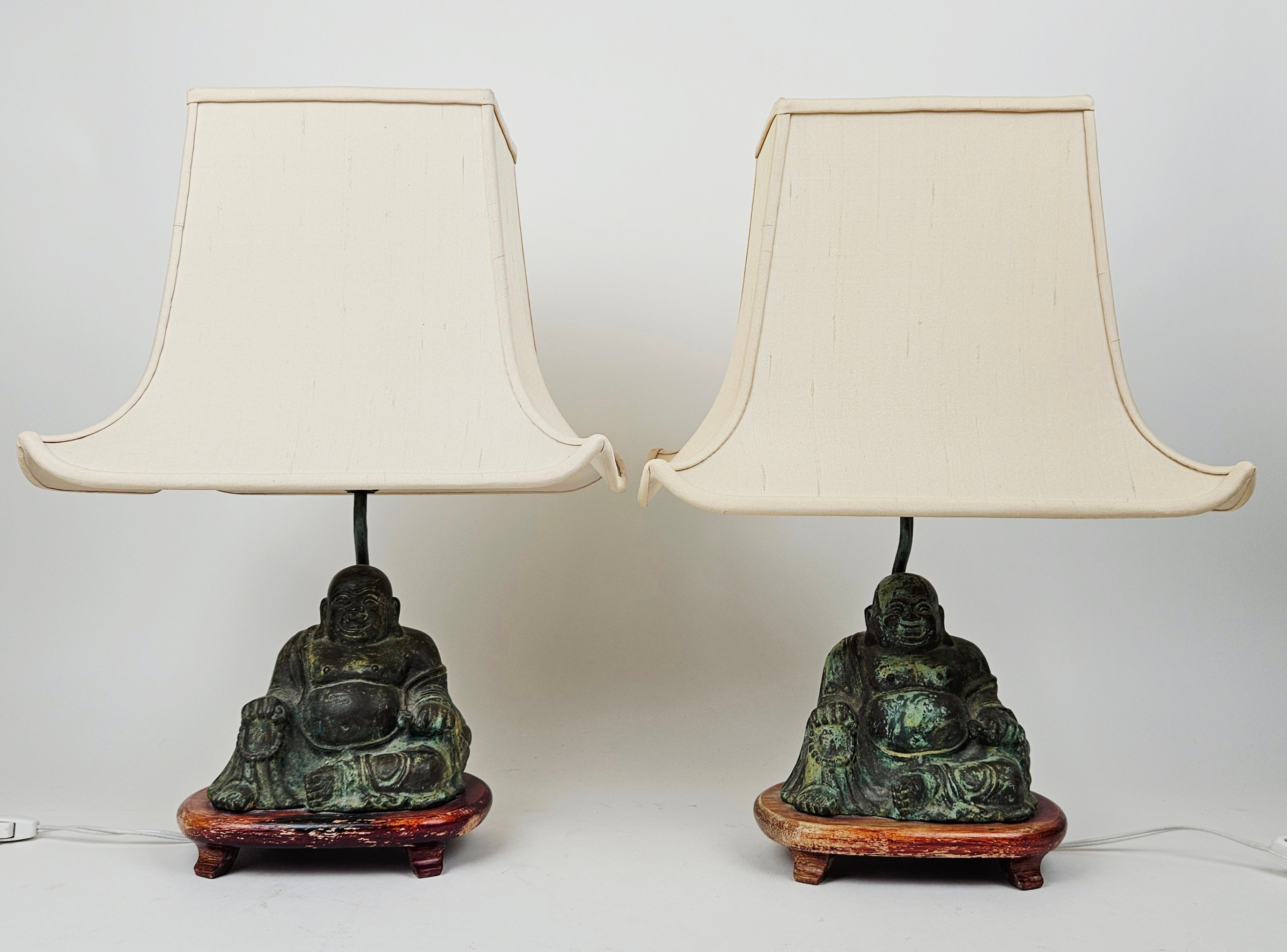 BORDSLAMPOR, bronspatinerad metall, på träsockel, dekor med Buddha, 1900-tal.