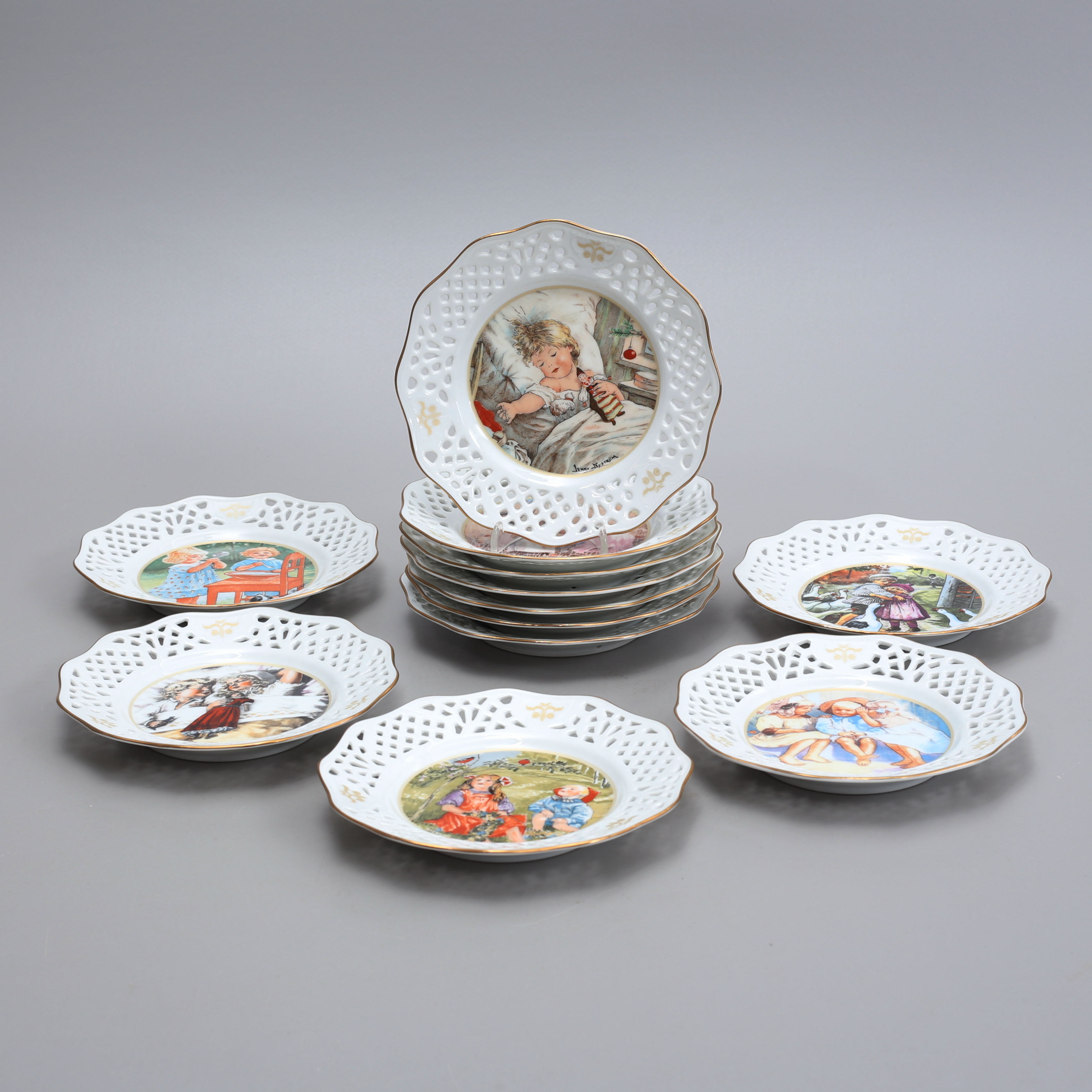 GALLERASSIETTER, 12 st, porslin, Jenny Nyström, "I barnens värld", Kalmar Läns museum.
