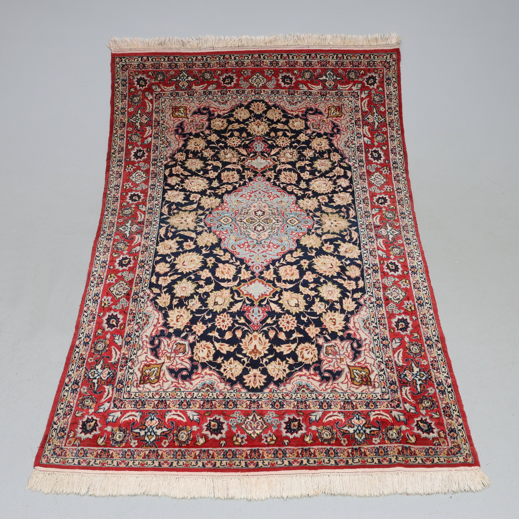 HANDKNUTEN MATTA, orientalisk, mått ca 240 x 150 cm.