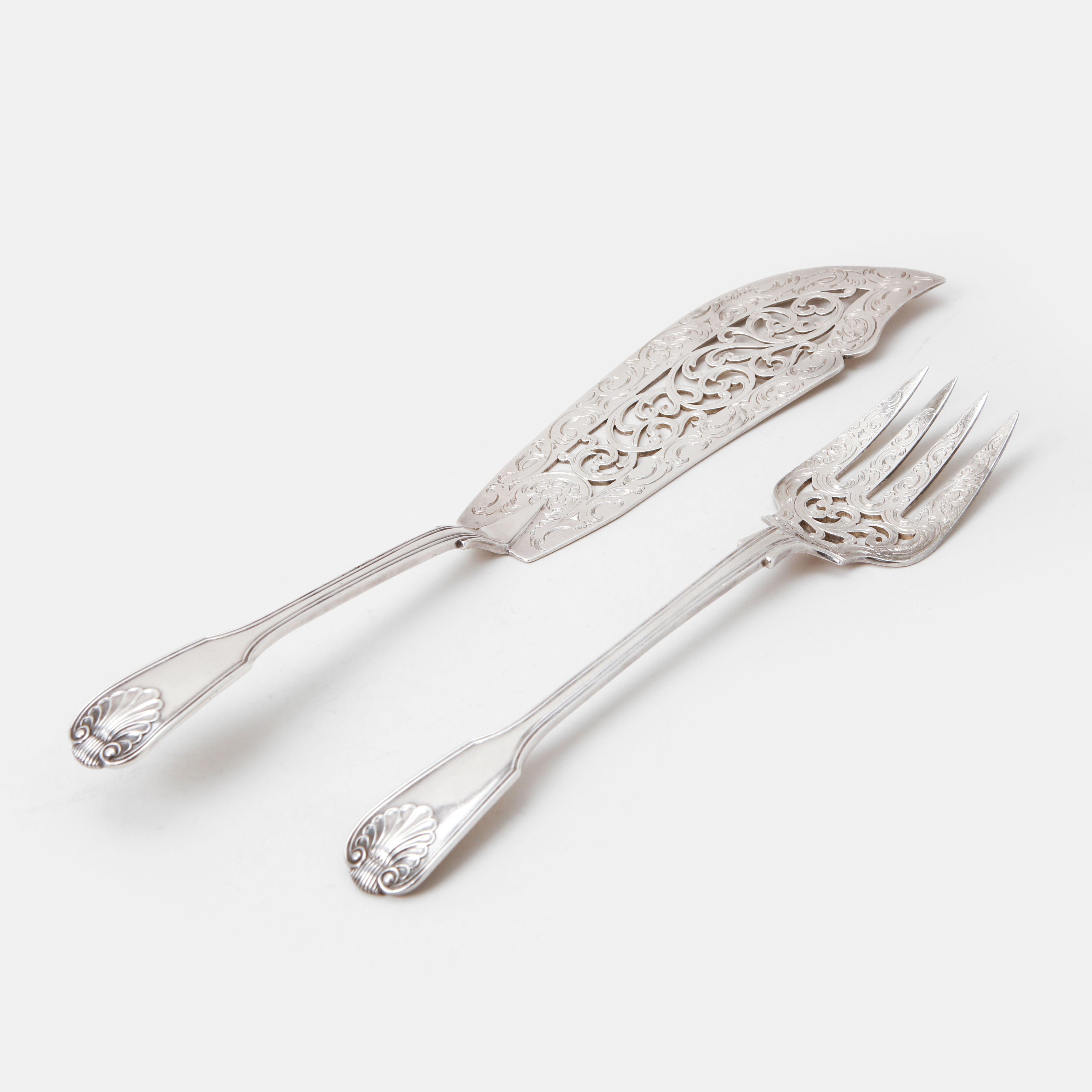 FISKBESTICK, 2 stycken, silver, London, 1839. Vikt 275 gram.
