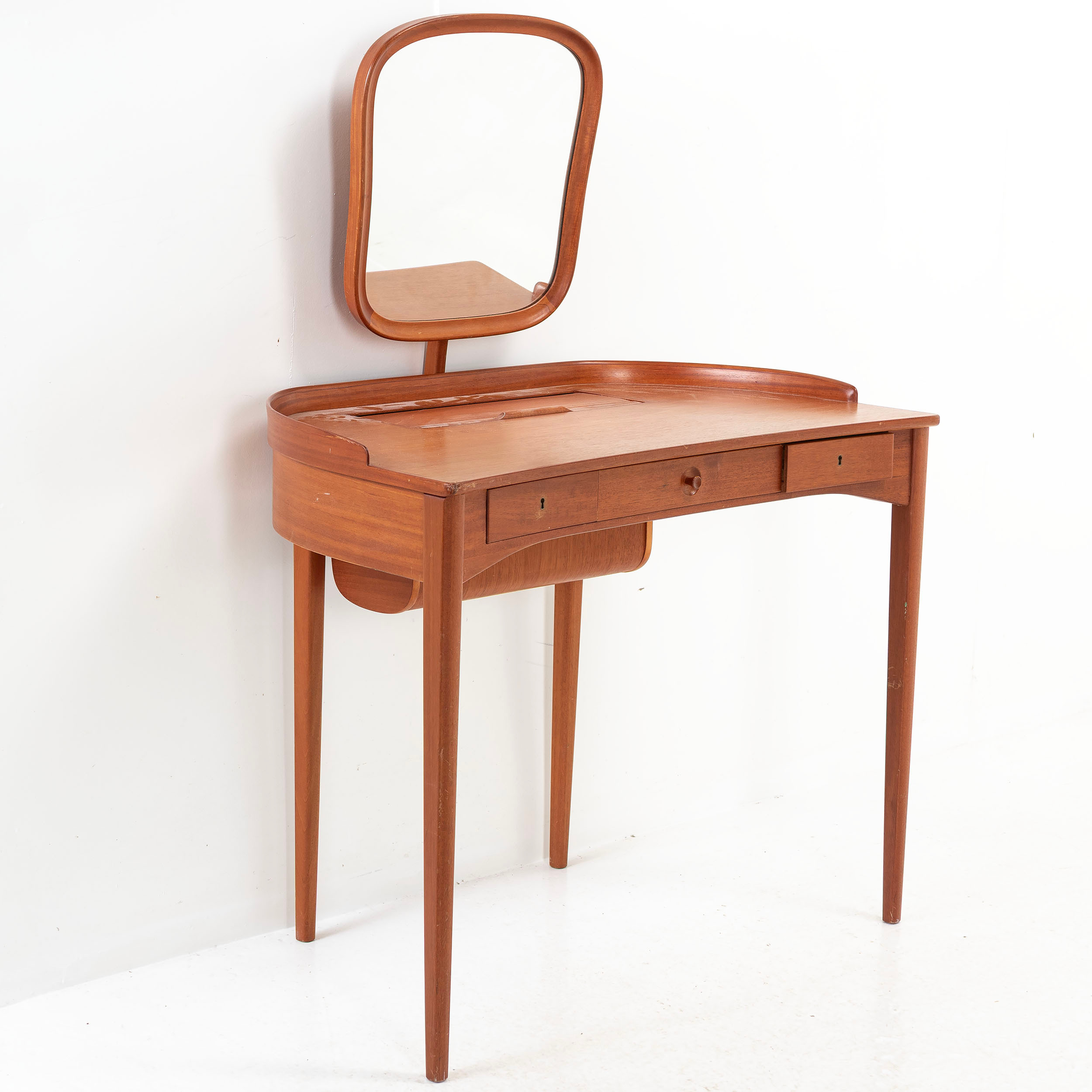 CARL MALMSTEN. Sminkbord, teak, Bodafors, 1960-tal.
