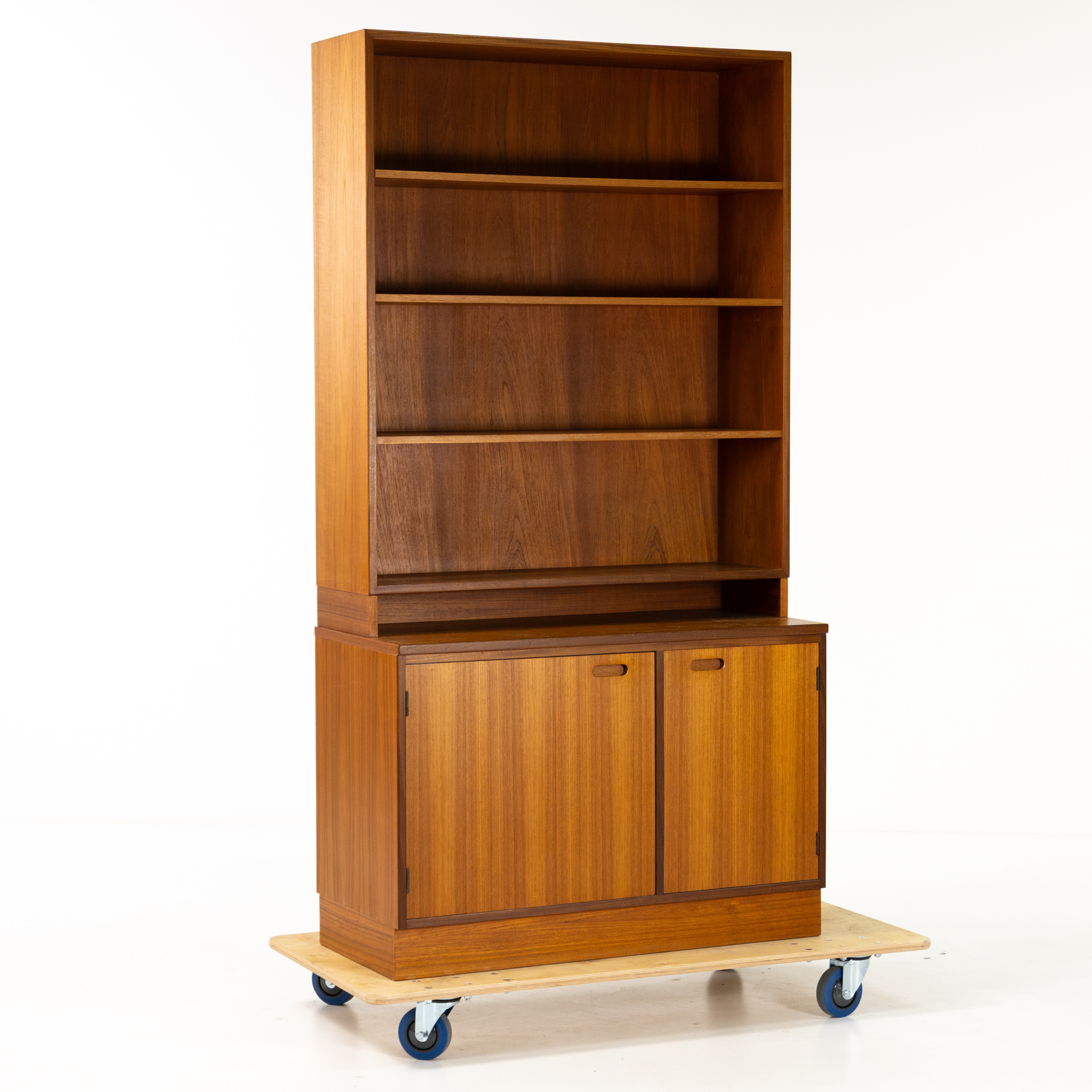 BOKHYLLA, teak, med skåpsunderdel.