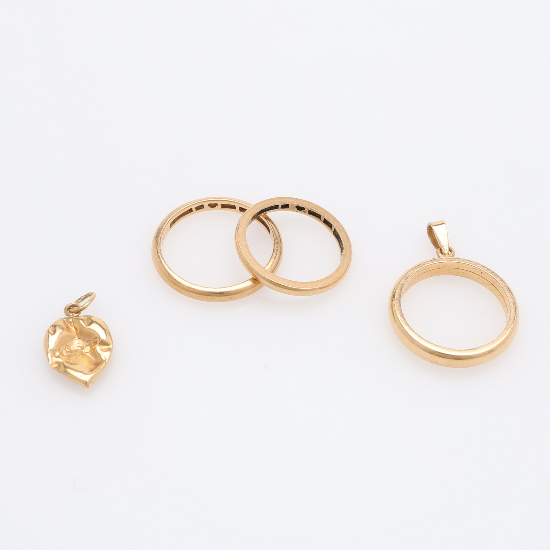 RINGAR, TVÅ STYCKEN SAMT HÄNGEN, TVÅ STYCKEN, 18K GULD, TOTAL VIKT CA 13,5 GRAM.