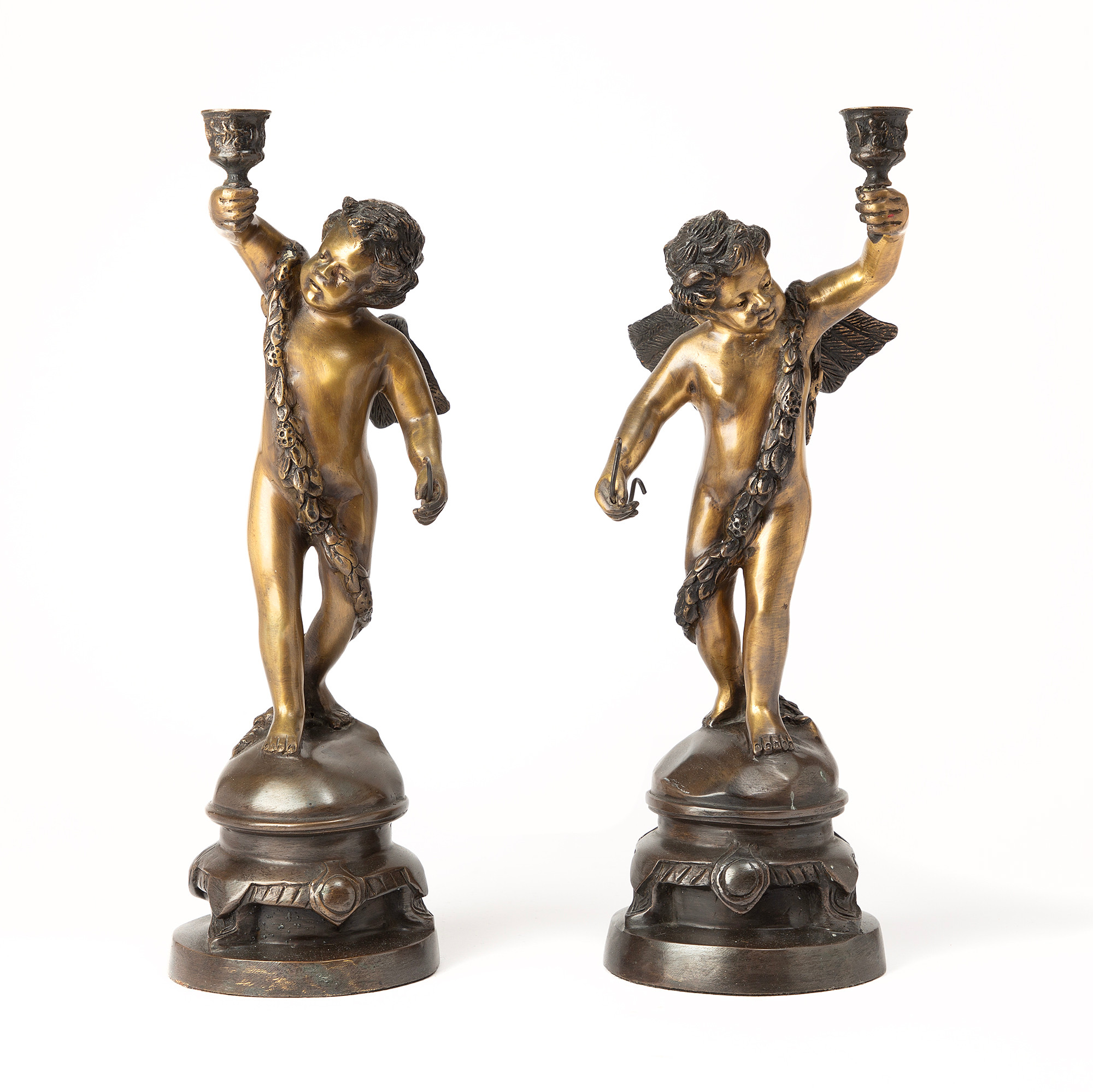 LJUSSTAKAR, ett par, i form av putti, patinerad metall, 1900-tal.