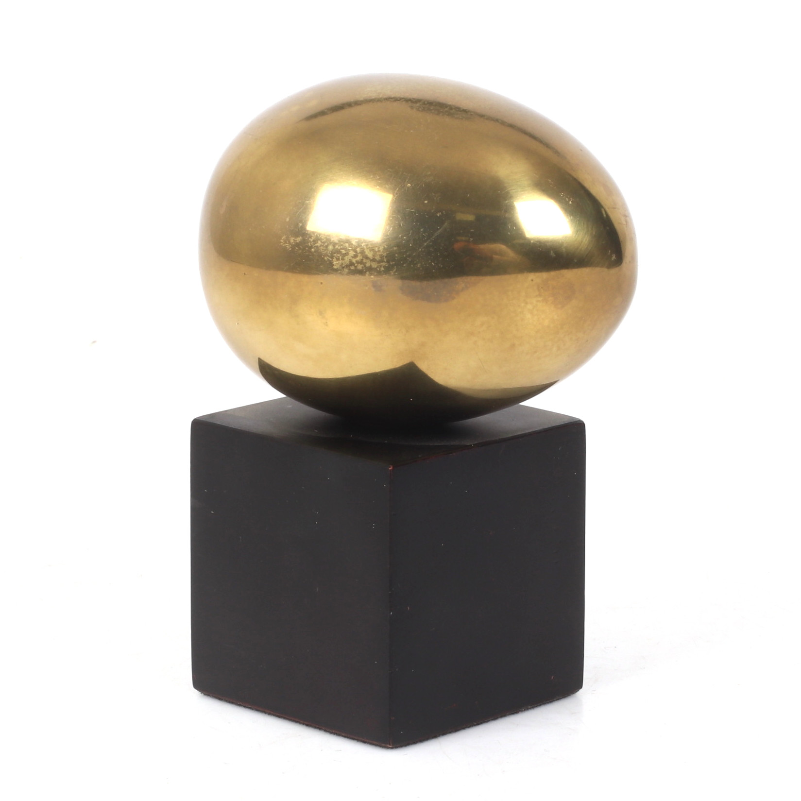 OIDENTIFIERAD KONSTNÄR. Skulptur, i form av ägg, mässing, 19/2000-tal.