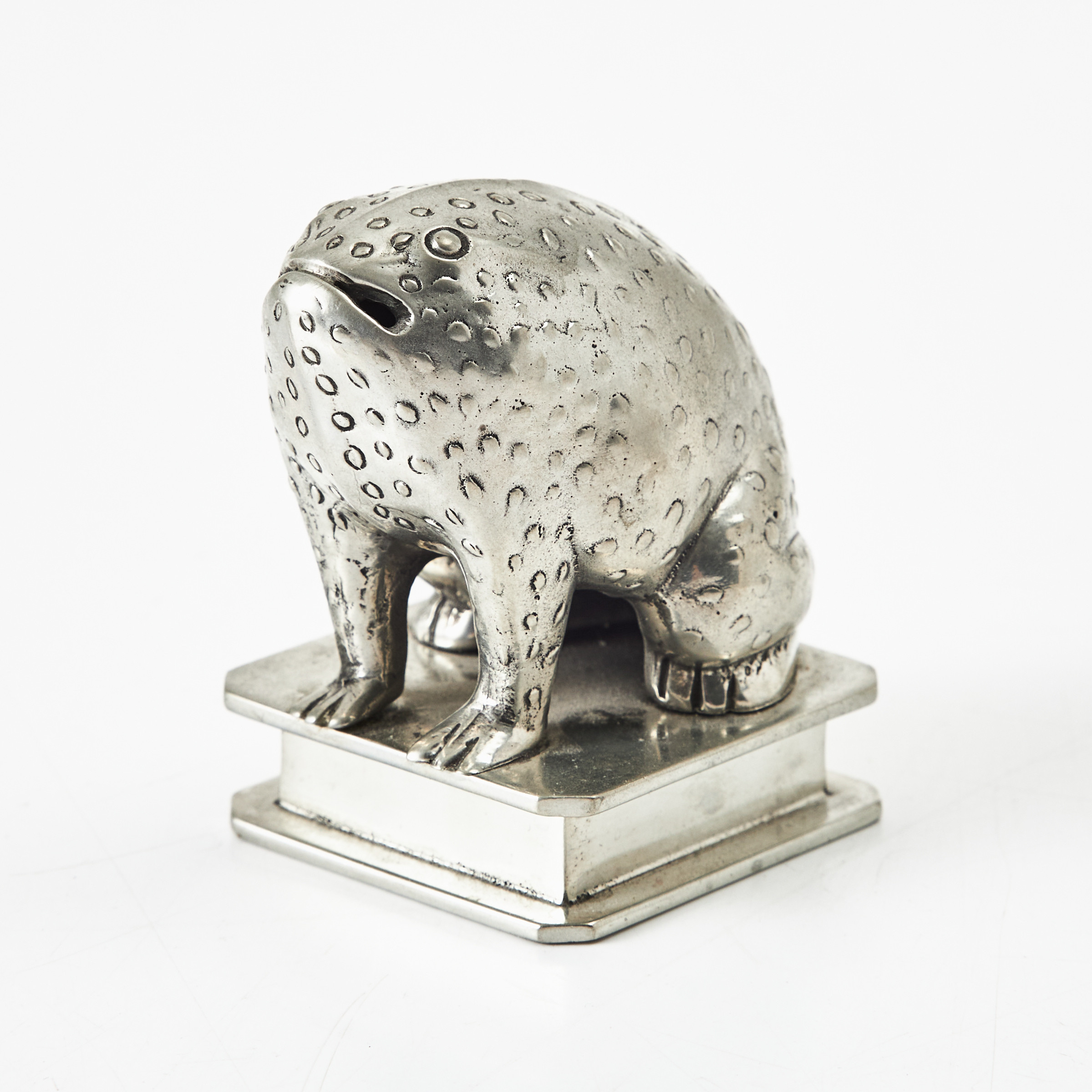 SKULPTUR, tenn, 1900-talets slut, i form av sittande groda.