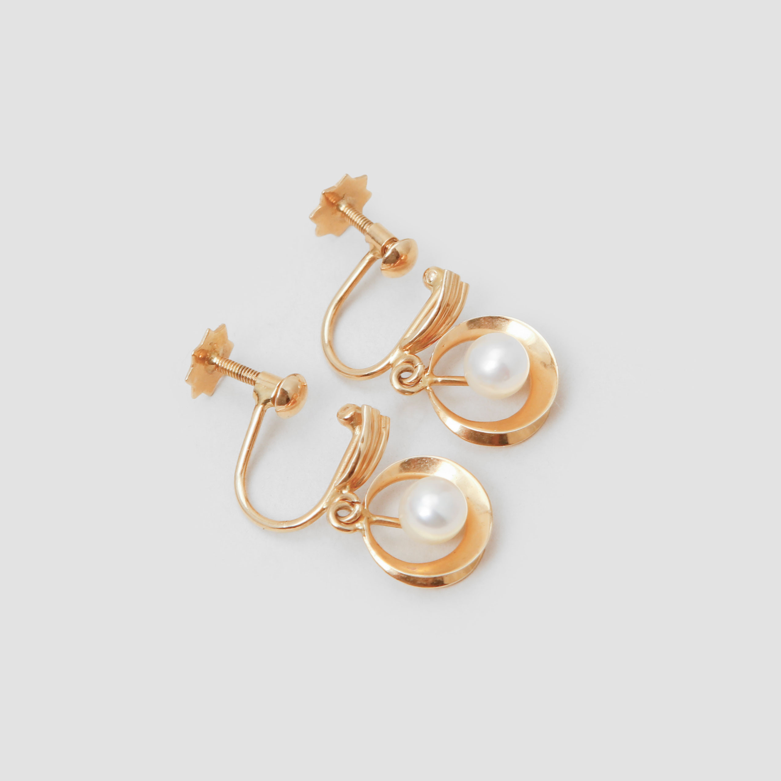 ÖRHÄNGEN, ett par, 18k guld och pärlor, Stockholm, 1957. Vikt 2 gram.