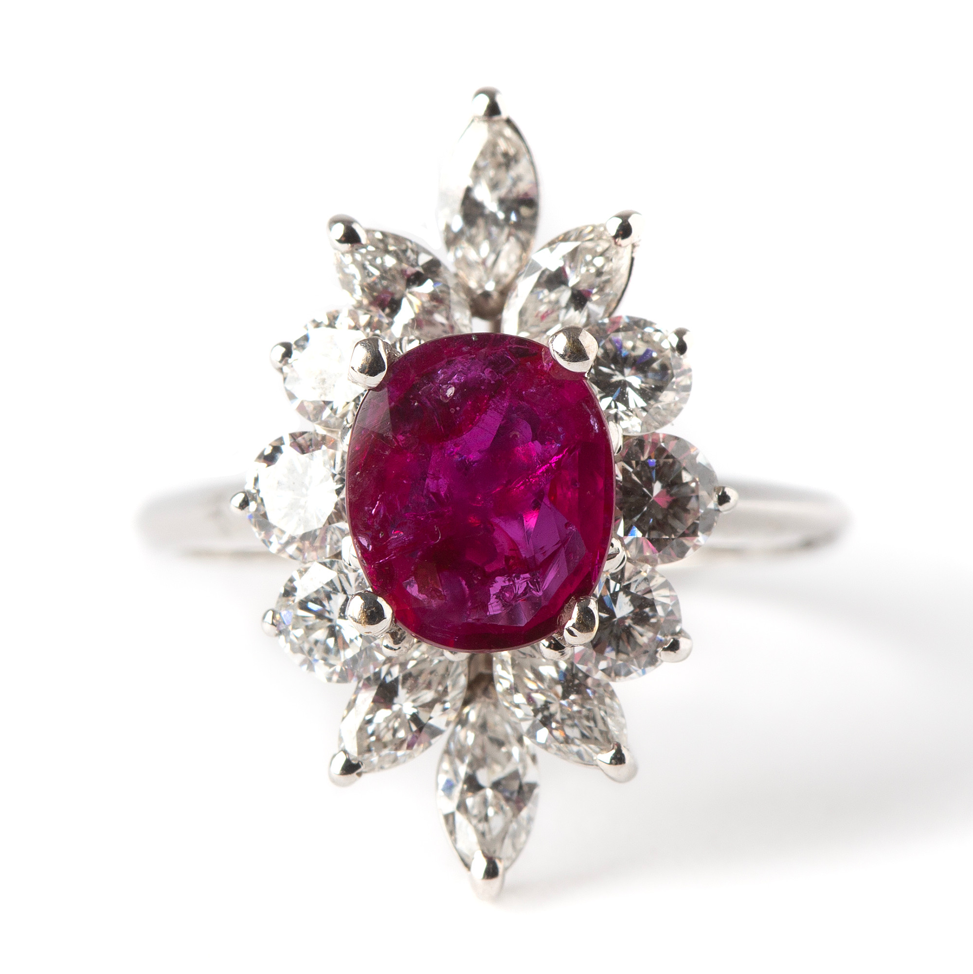 RING, 18K vitguld med diamanter, totalt ca 1.10 ct samt fasettslipad rubin ca 1.30 ct.