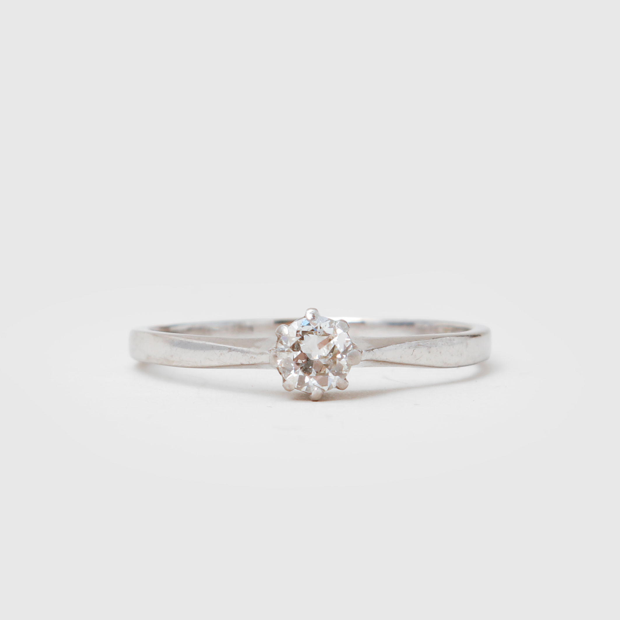 RING, vitguld samt diamant. Vikt 2.8 gram.